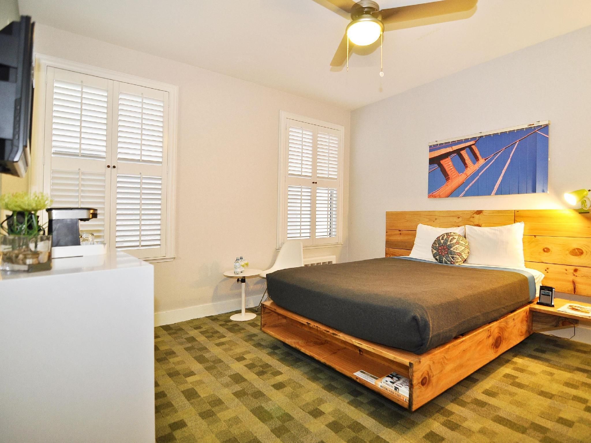 Courtyard Queen Room
