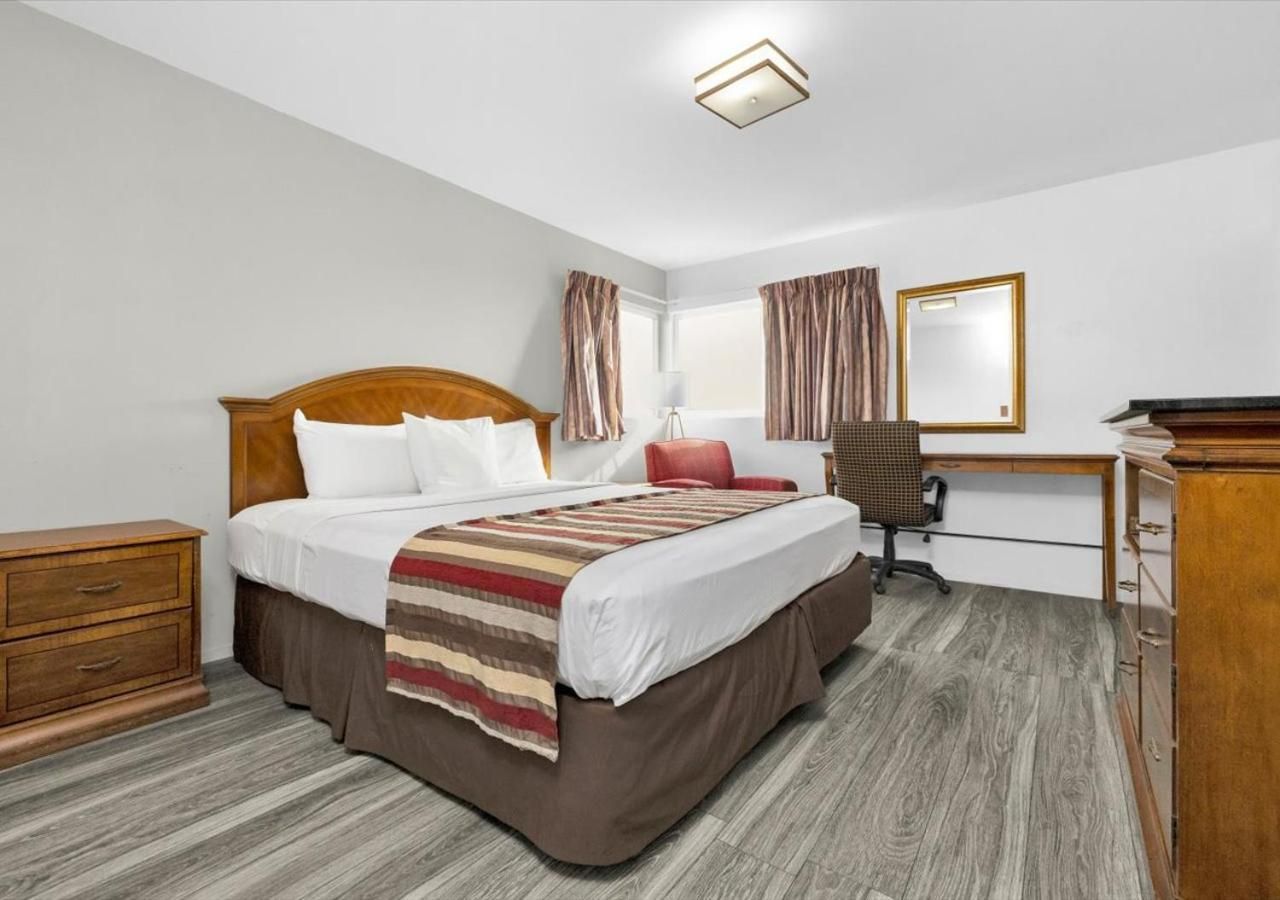 King Room with Roll-in Shower - Disability Access - Non-Smoking