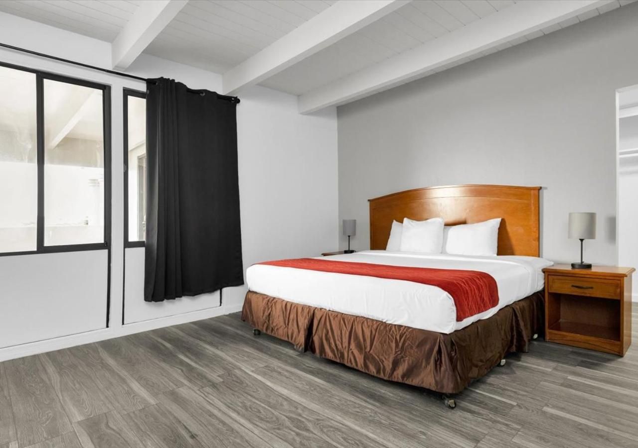 King Room with Roll-in Shower - Disability Access - Non-Smoking