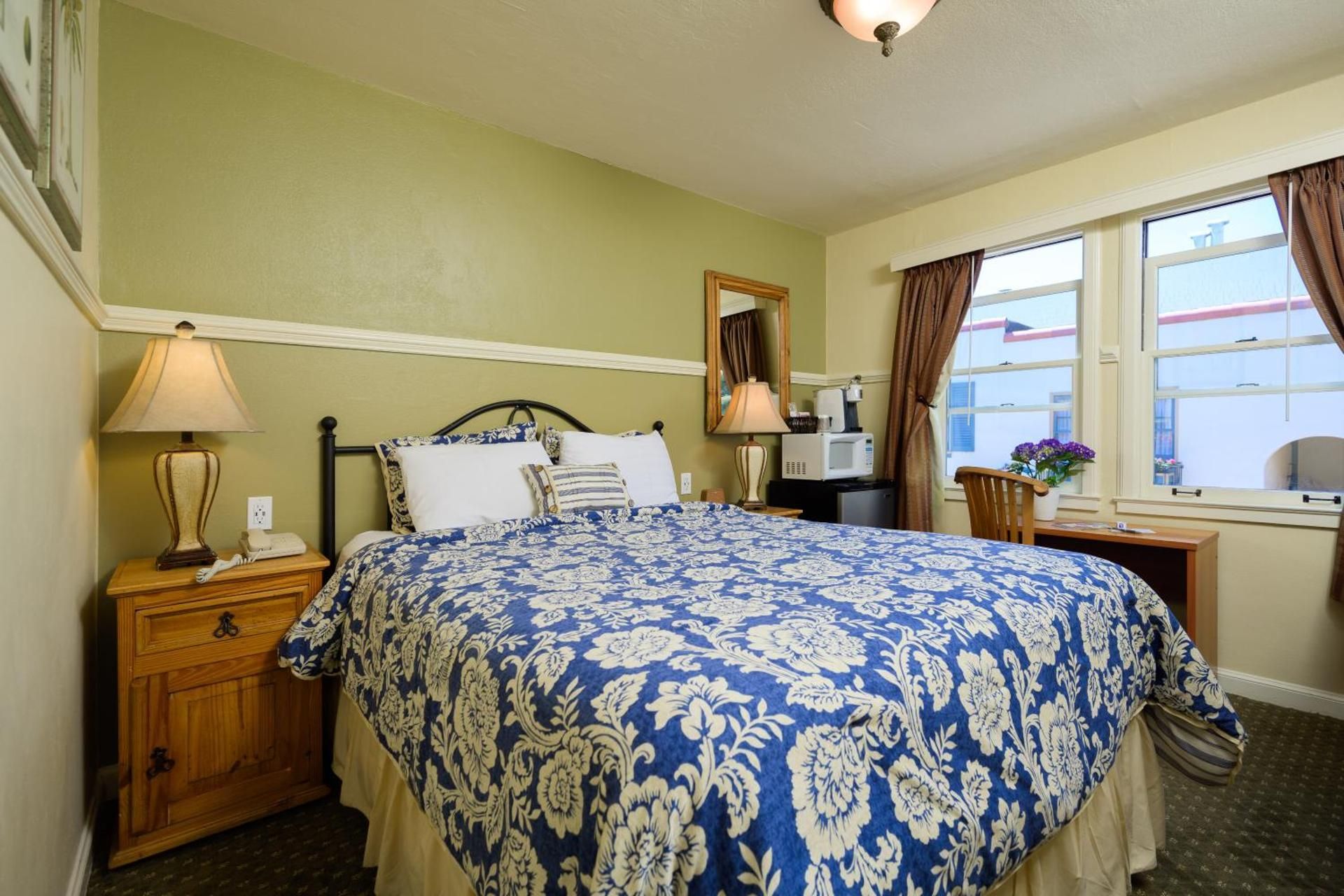 Courtyard Queen Room