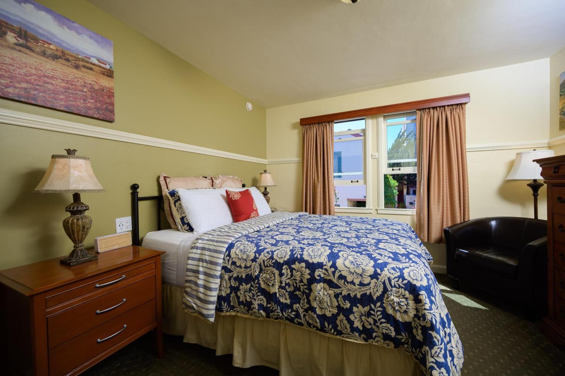 Courtyard Queen Room with Kitchen 