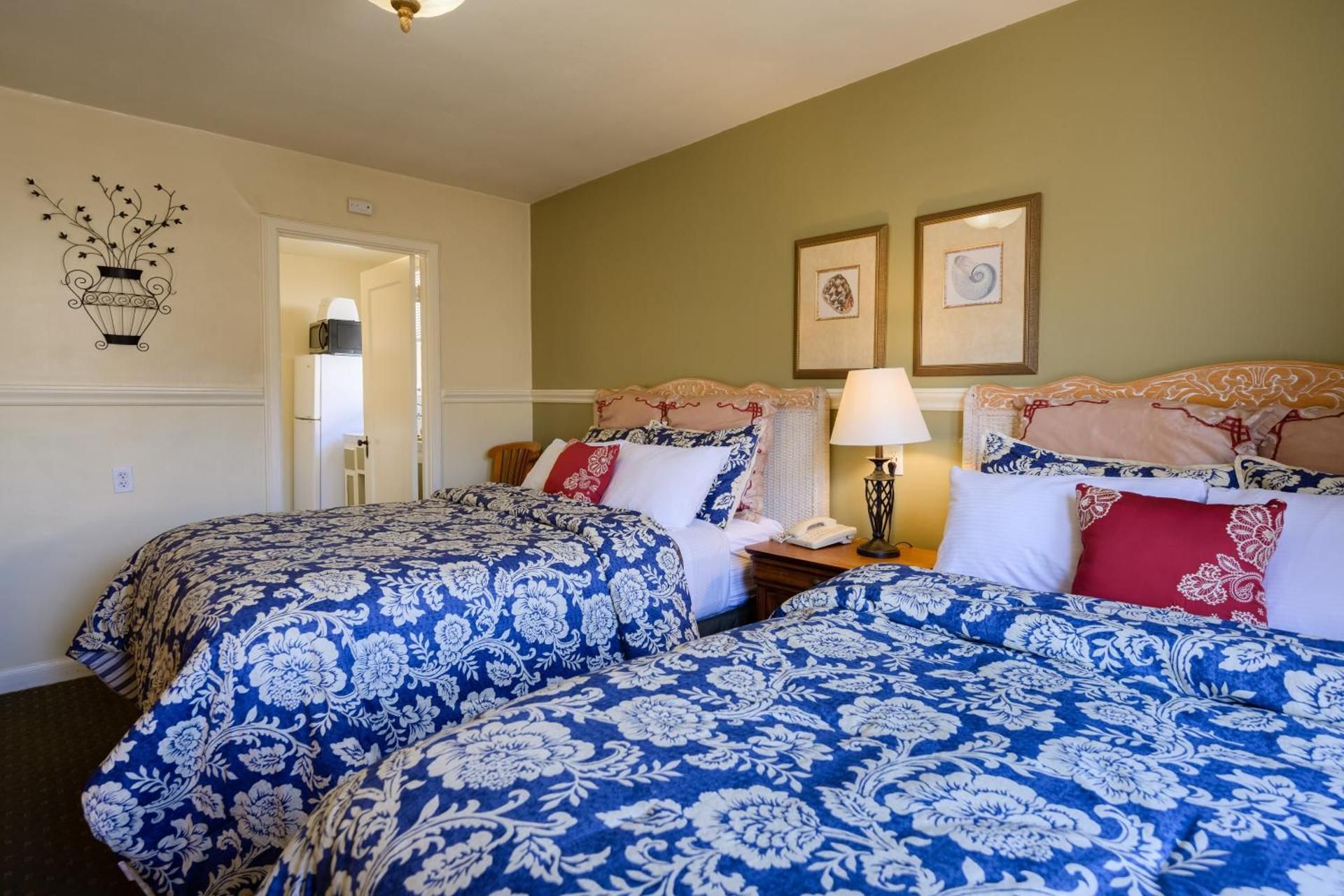 Courtyard Room with Two Double Beds and Kitchen
