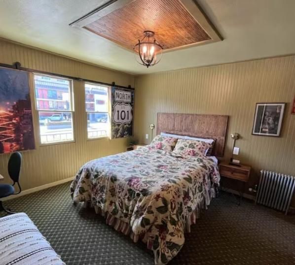 Street Facing Queen Studio (Dog Friendly) 