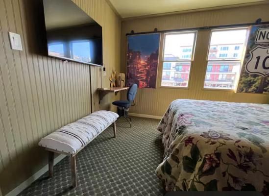 Street Facing Queen Studio (Dog Friendly) 