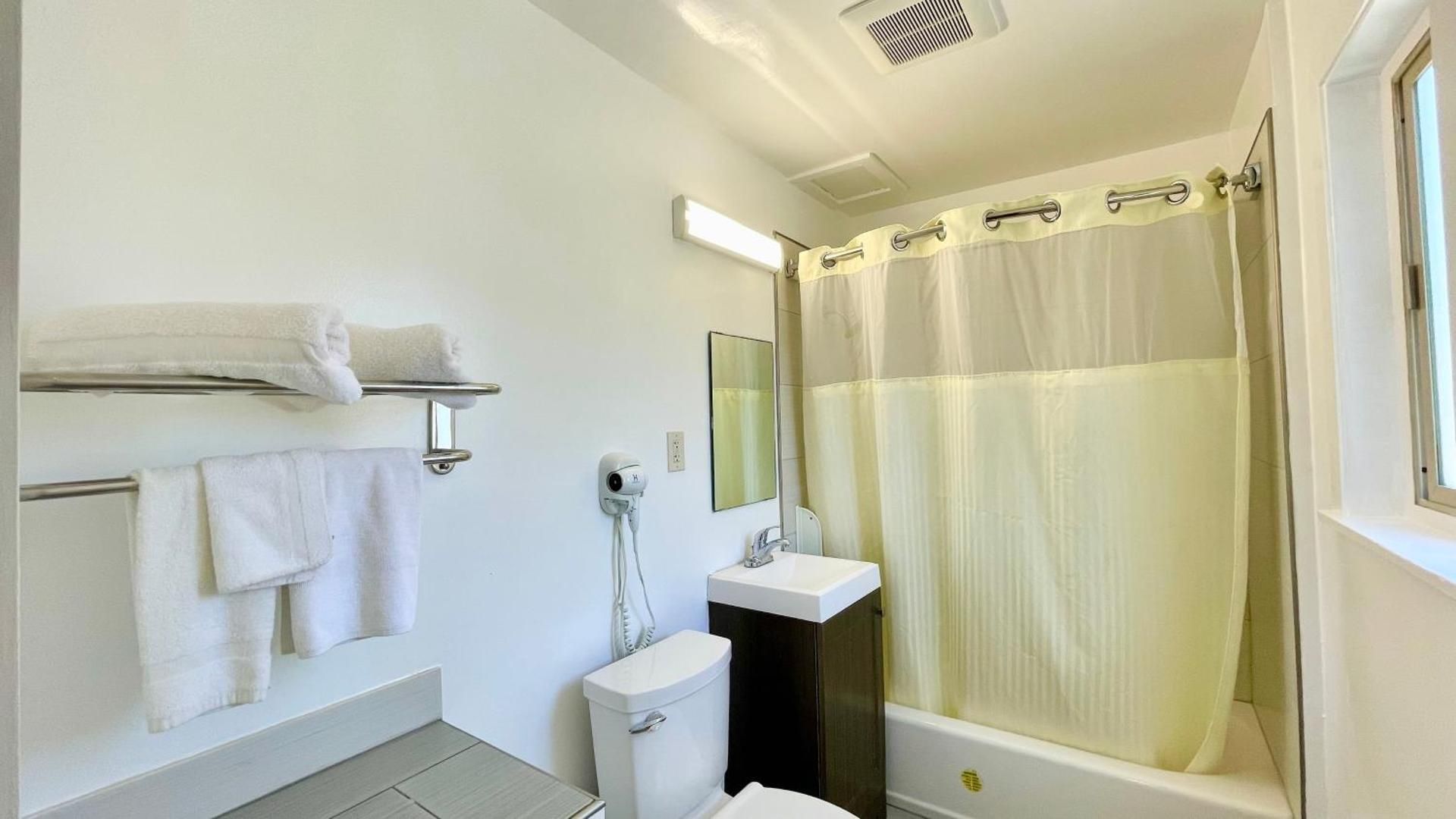 Ocean Inn King Room 3