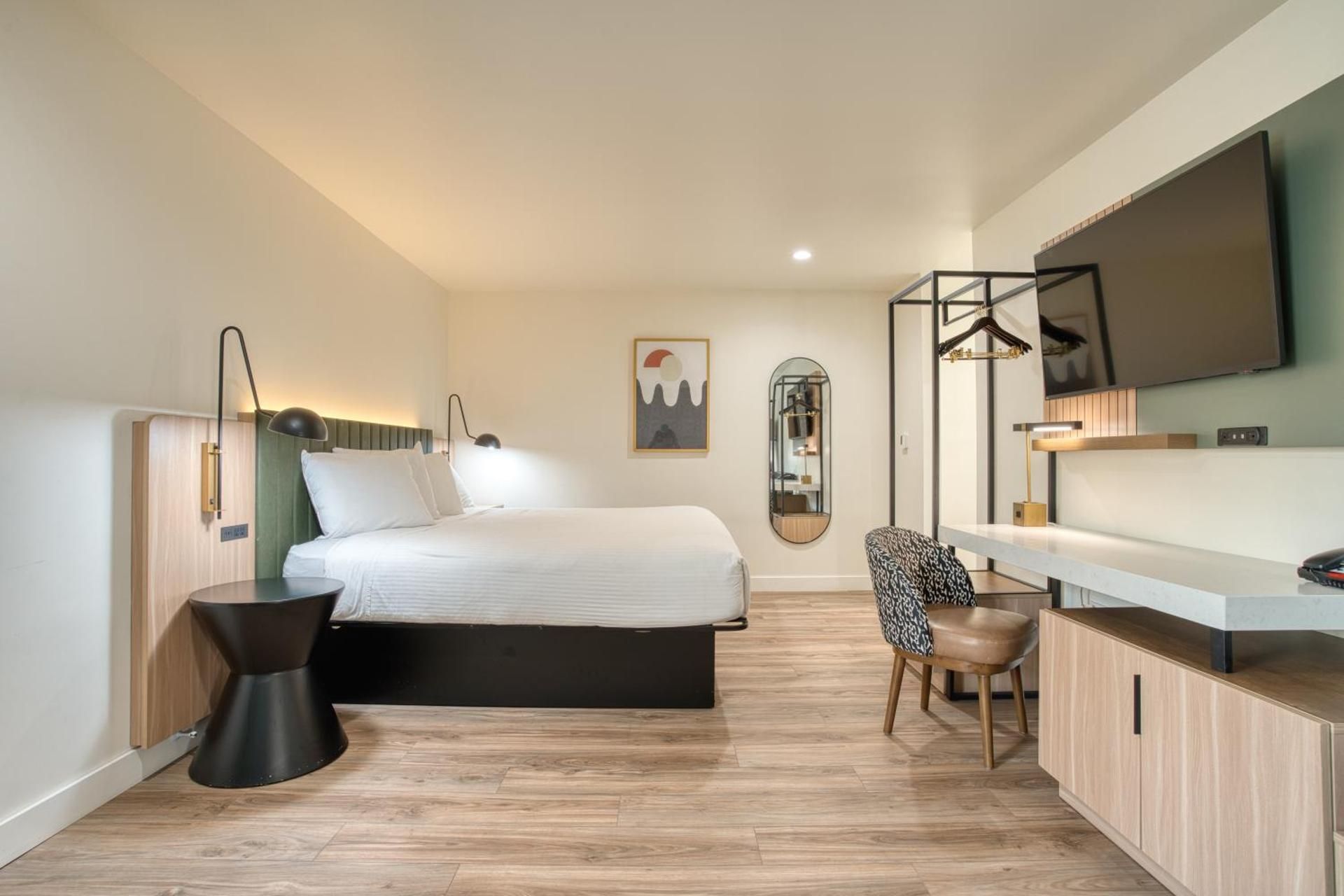 Redwood Inn Deluxe King Room