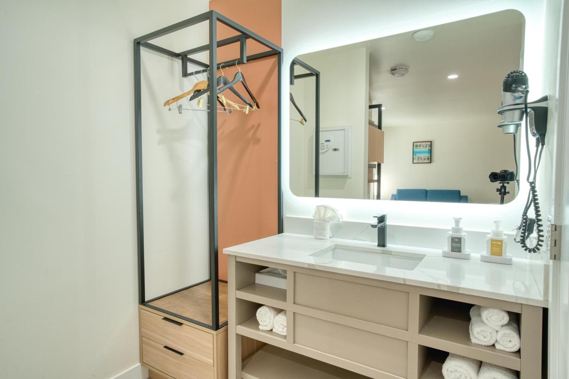 Redwood Inn Deluxe Family Suite 2