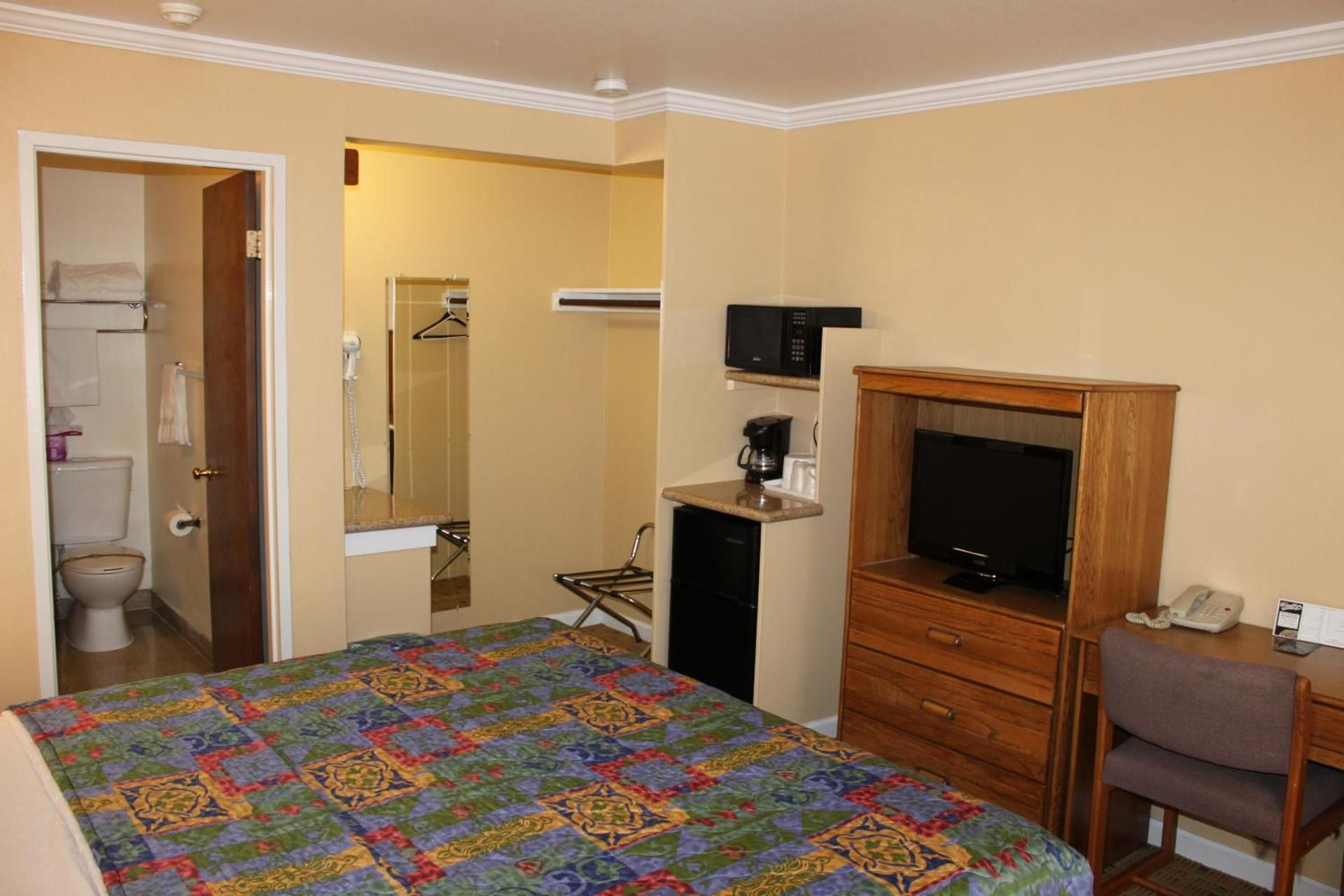 Villa Inn Queen Room 3