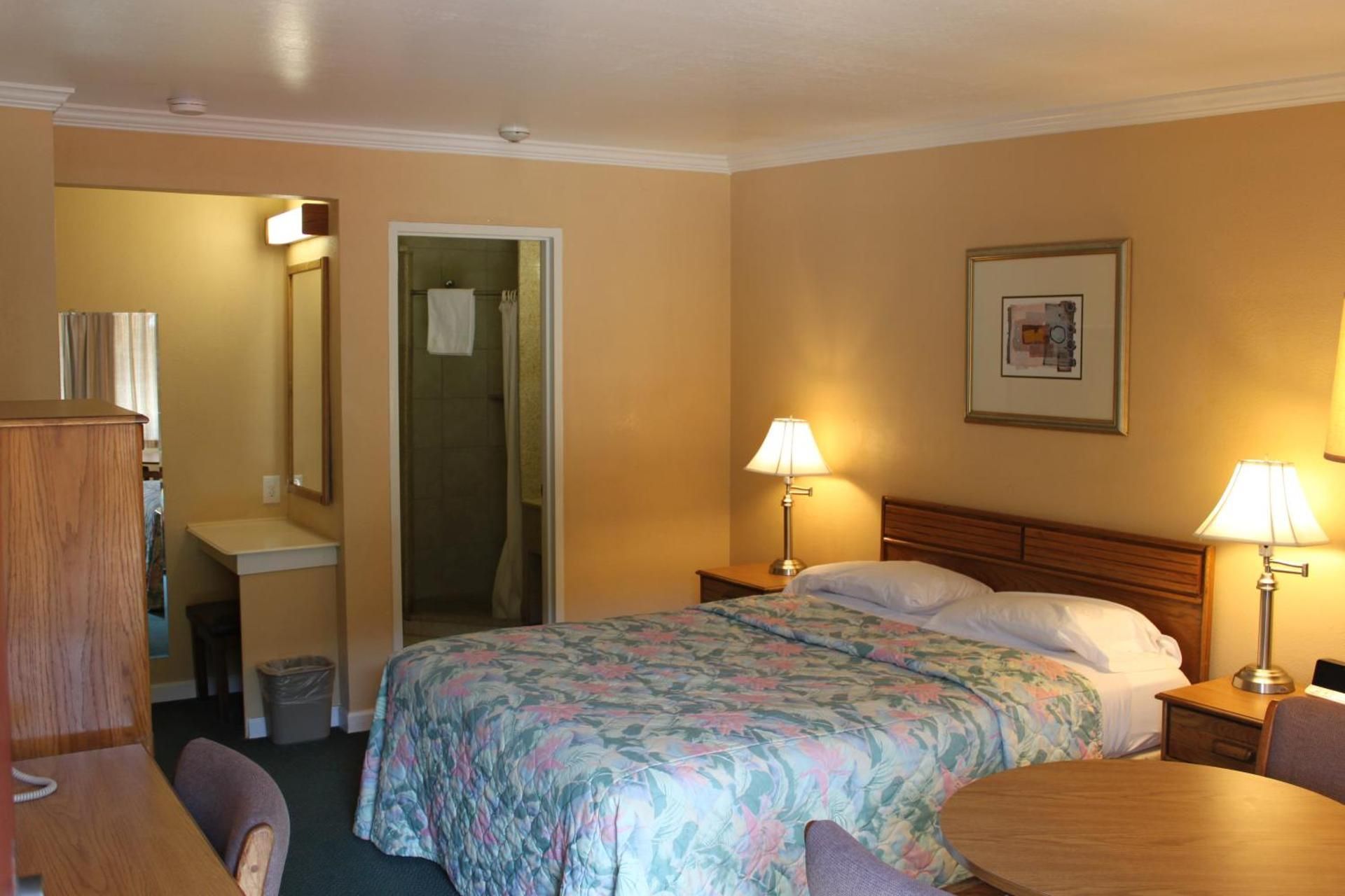 Villa Inn Queen Room 2