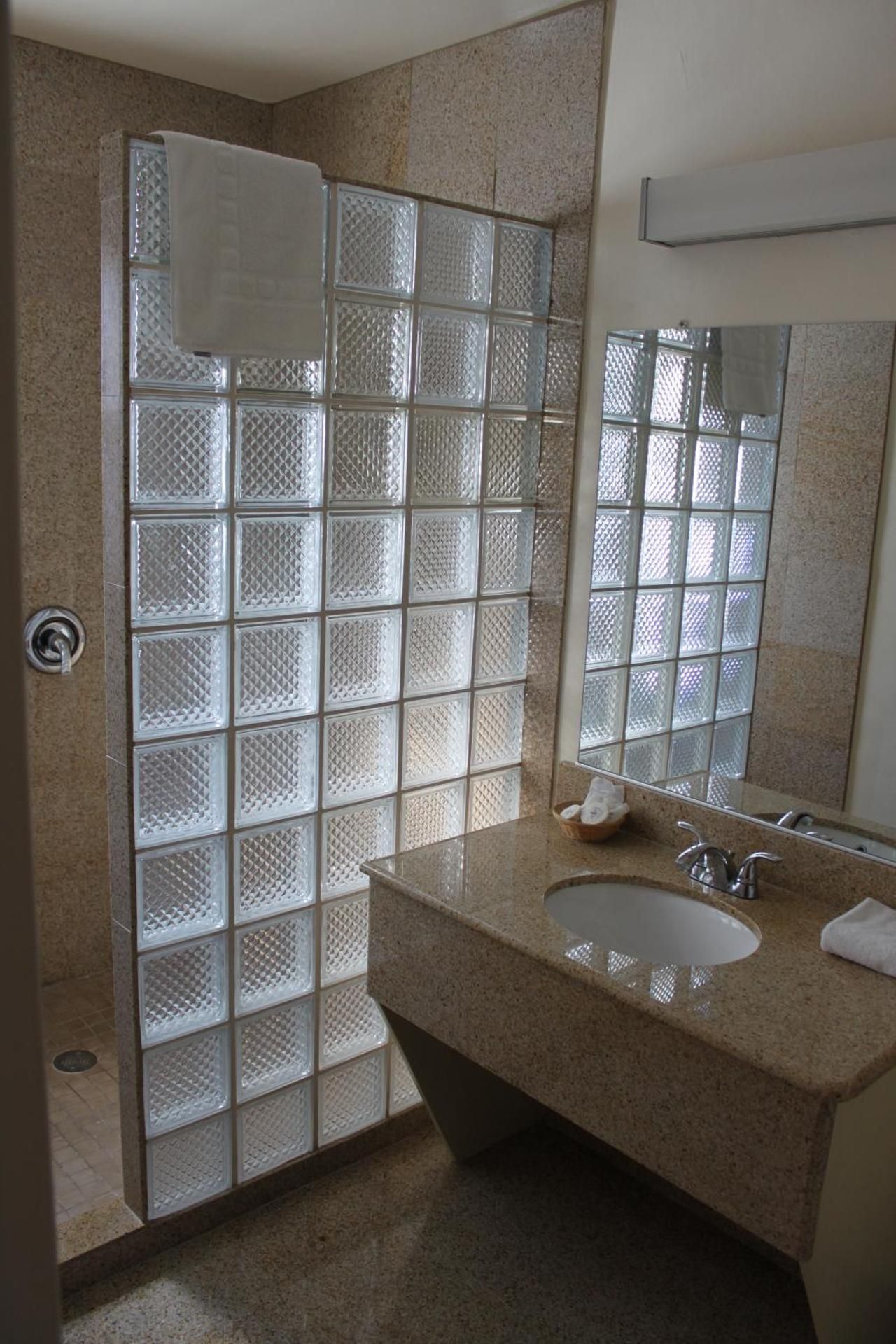 Villa Inn Queen Room with Two Queen Beds 2