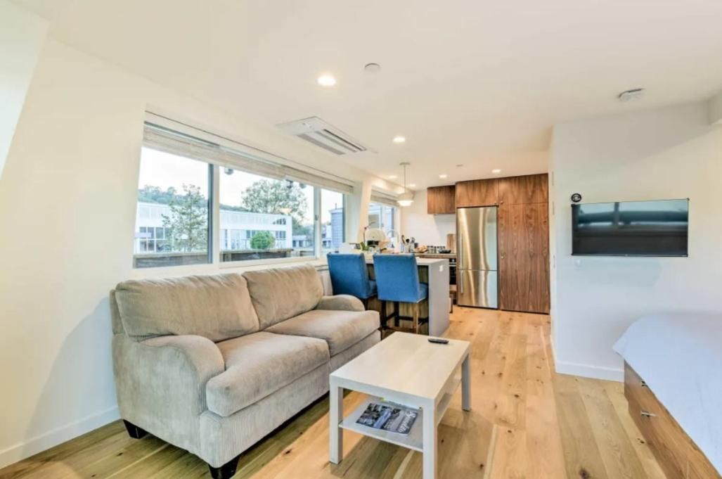 Floating Condos of Commodore 11 One-Bedroom Apartment with Sea View and Balcony 2