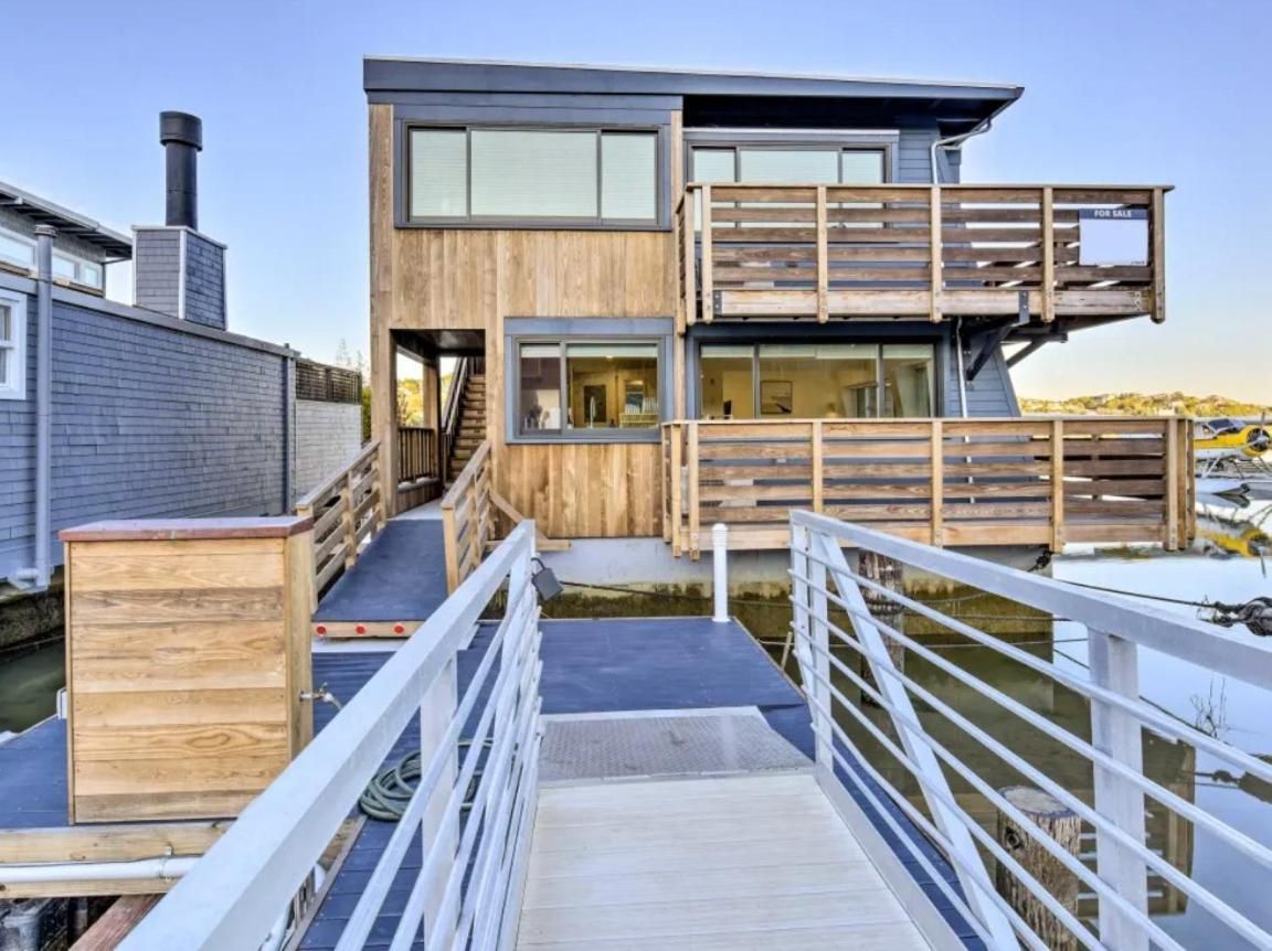 Floating Condos of Commodore 11