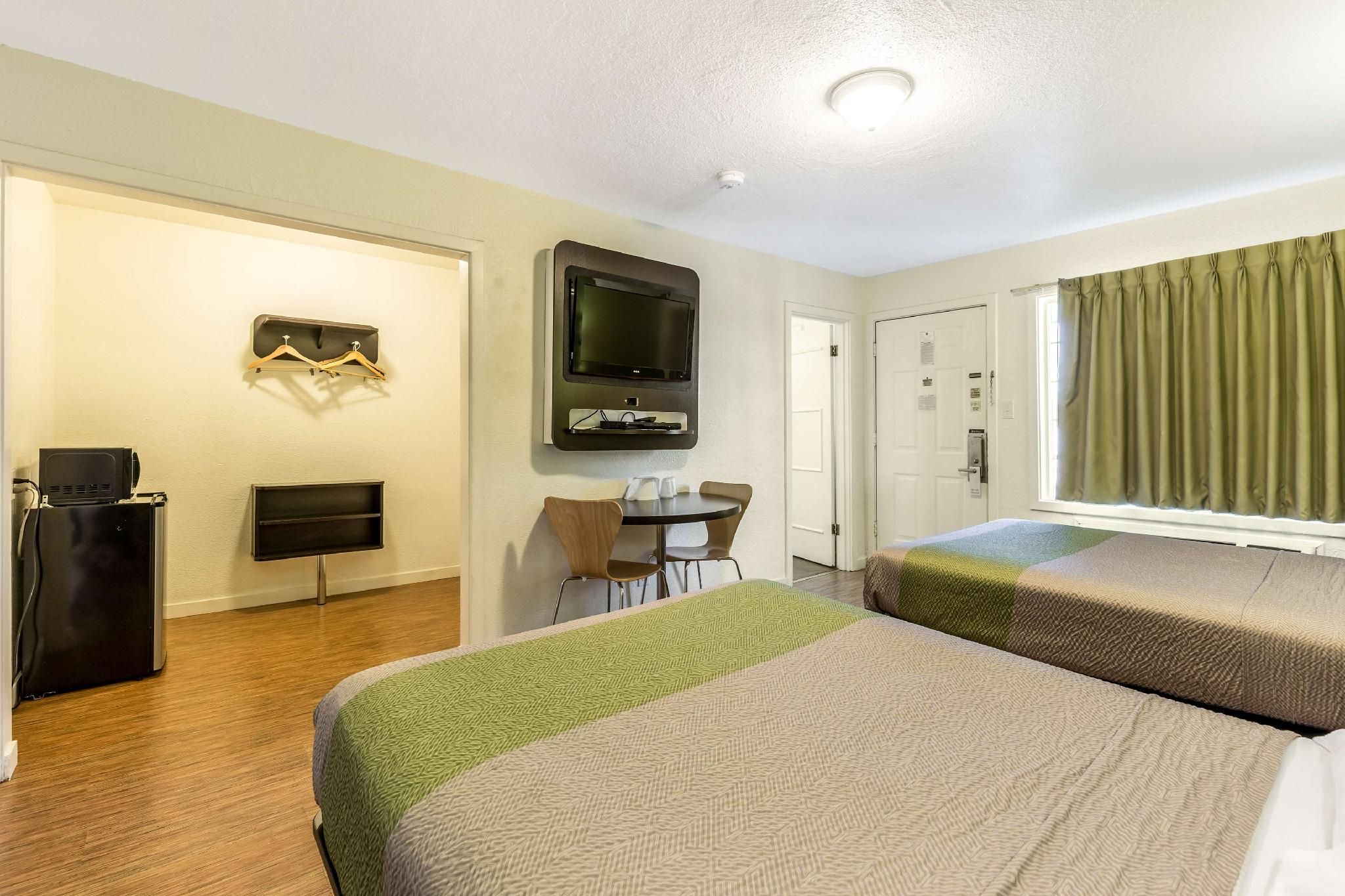 2 Full Beds | Mobility Access RI Shower Nsmk