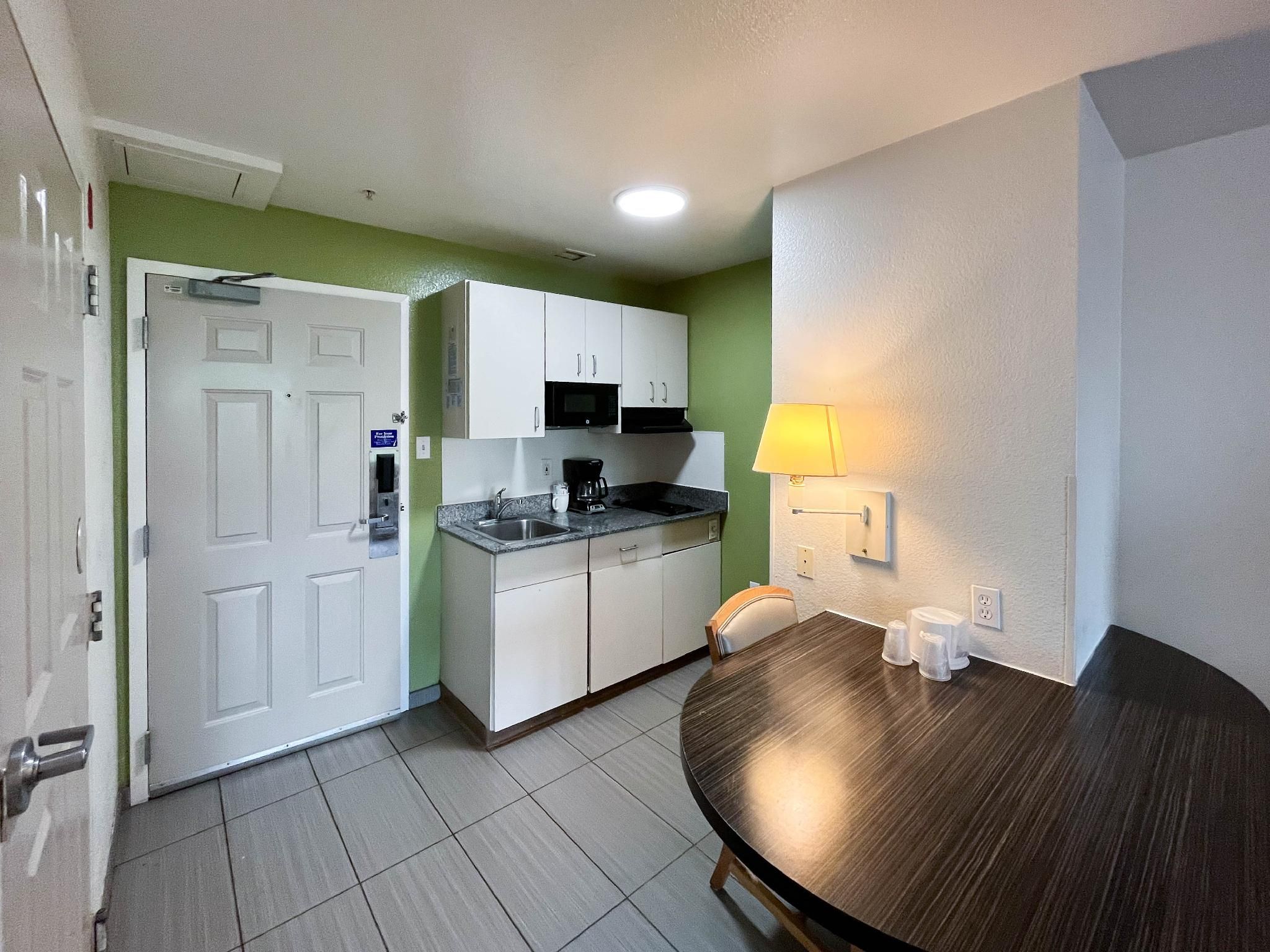 2 Full Beds | Non-Smoking, Kitchen