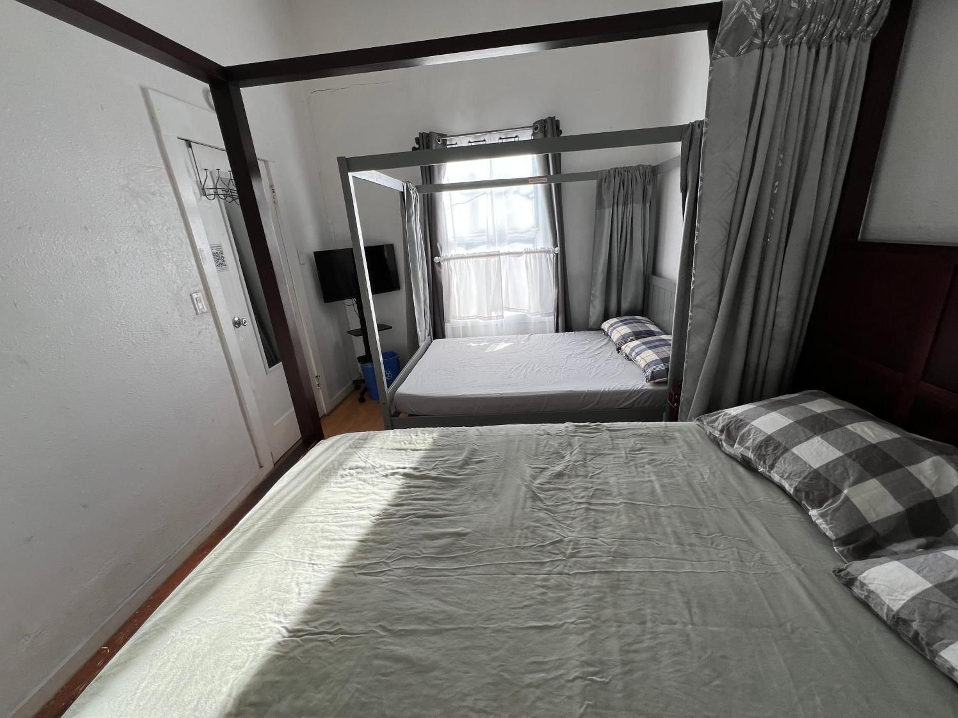 Quesada Homestay Deluxe Triple Room 3