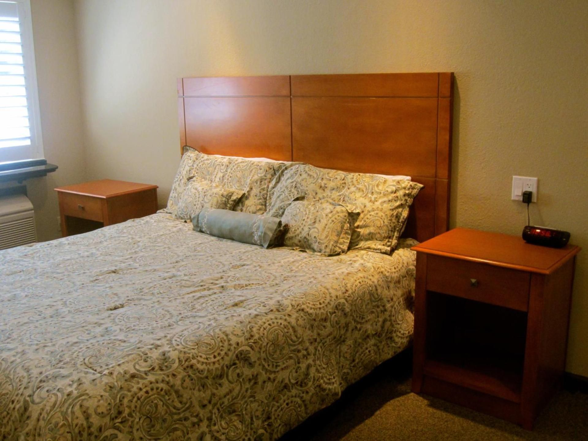 Deluxe Inn Redwood City 1 King Bed Nonsmoking