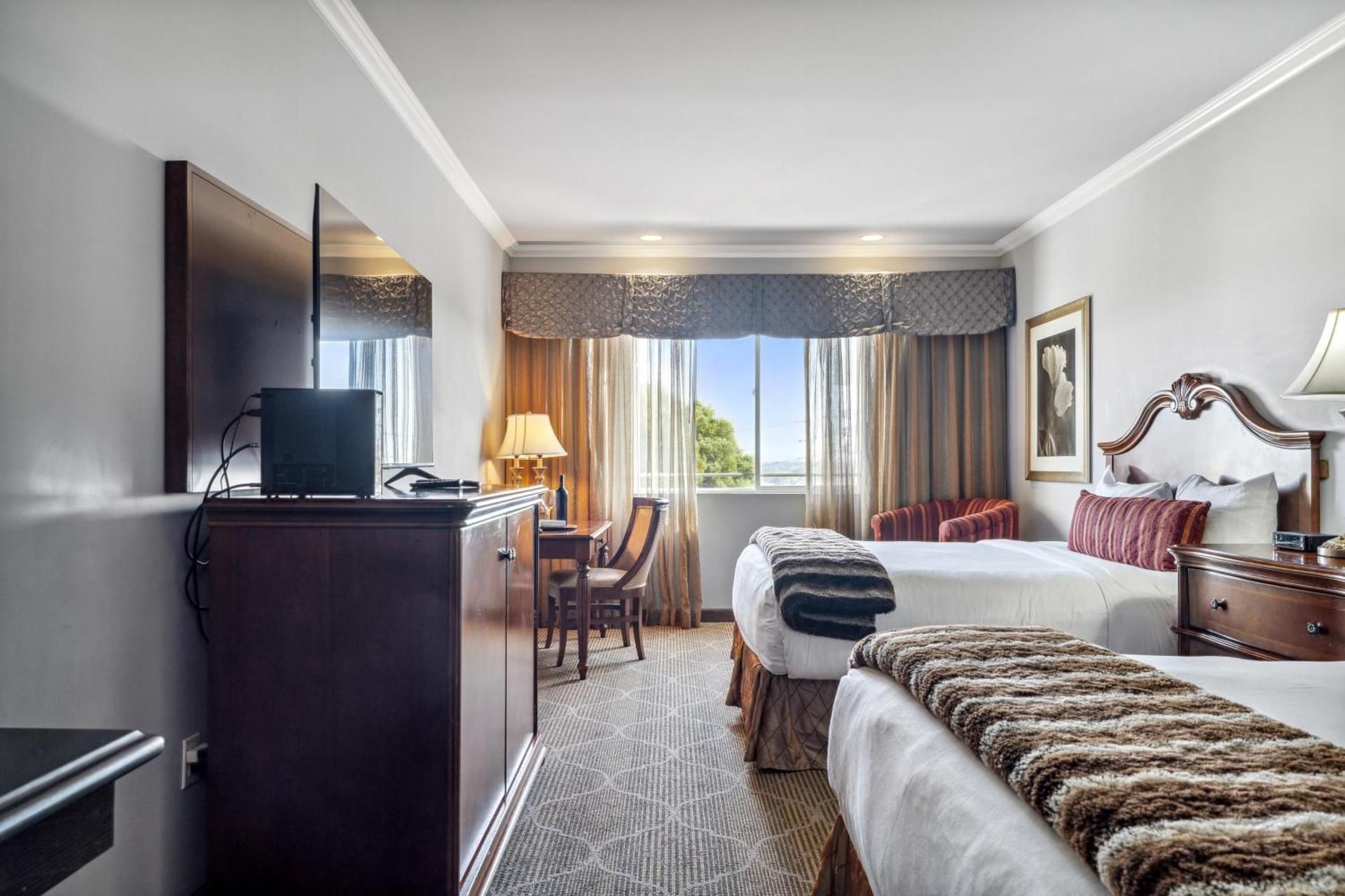 Non-Smoking Queen/Queen Room