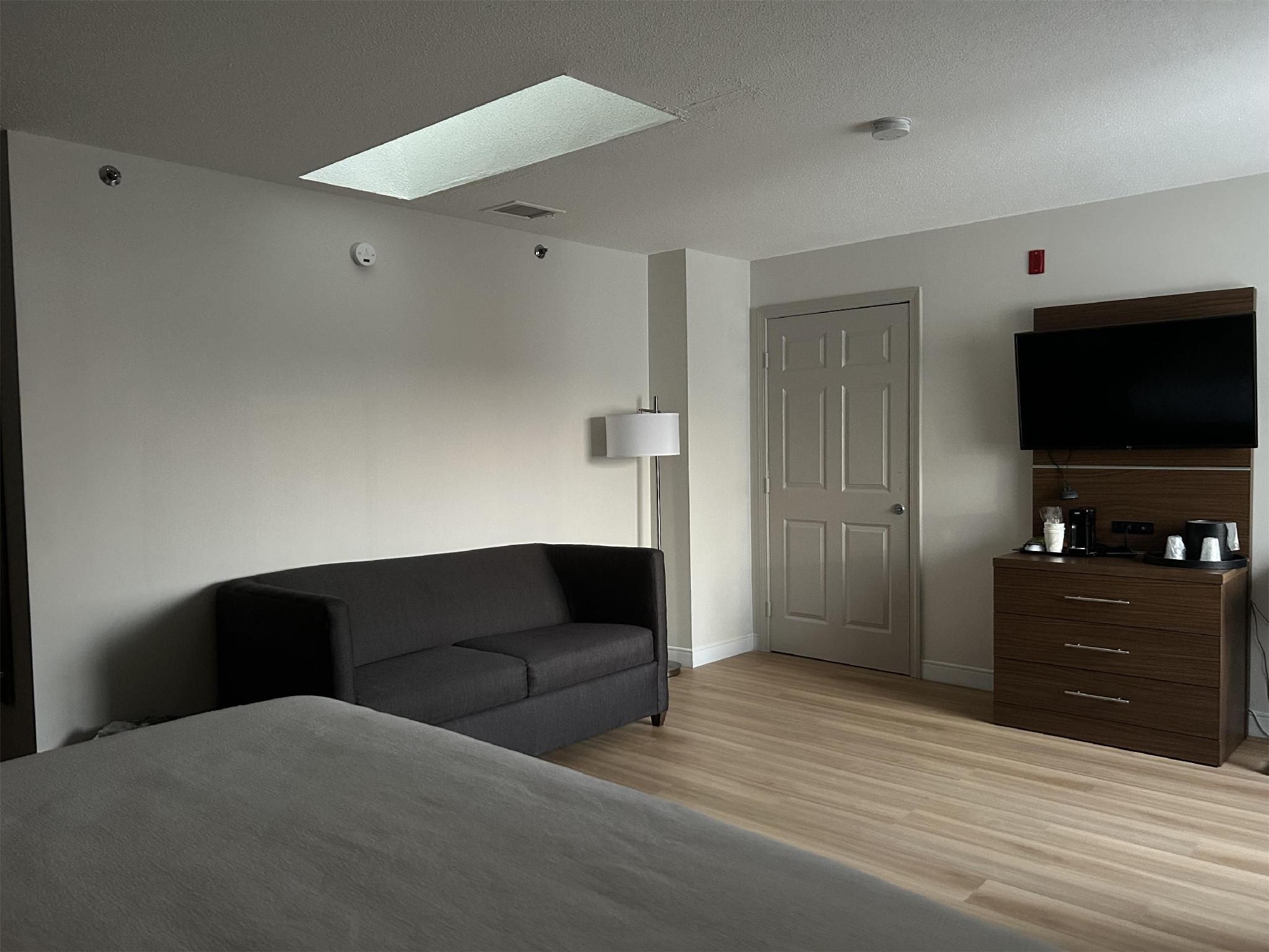 1 King Bed, Non-Smoking, Larger Room, Full Kitchen
