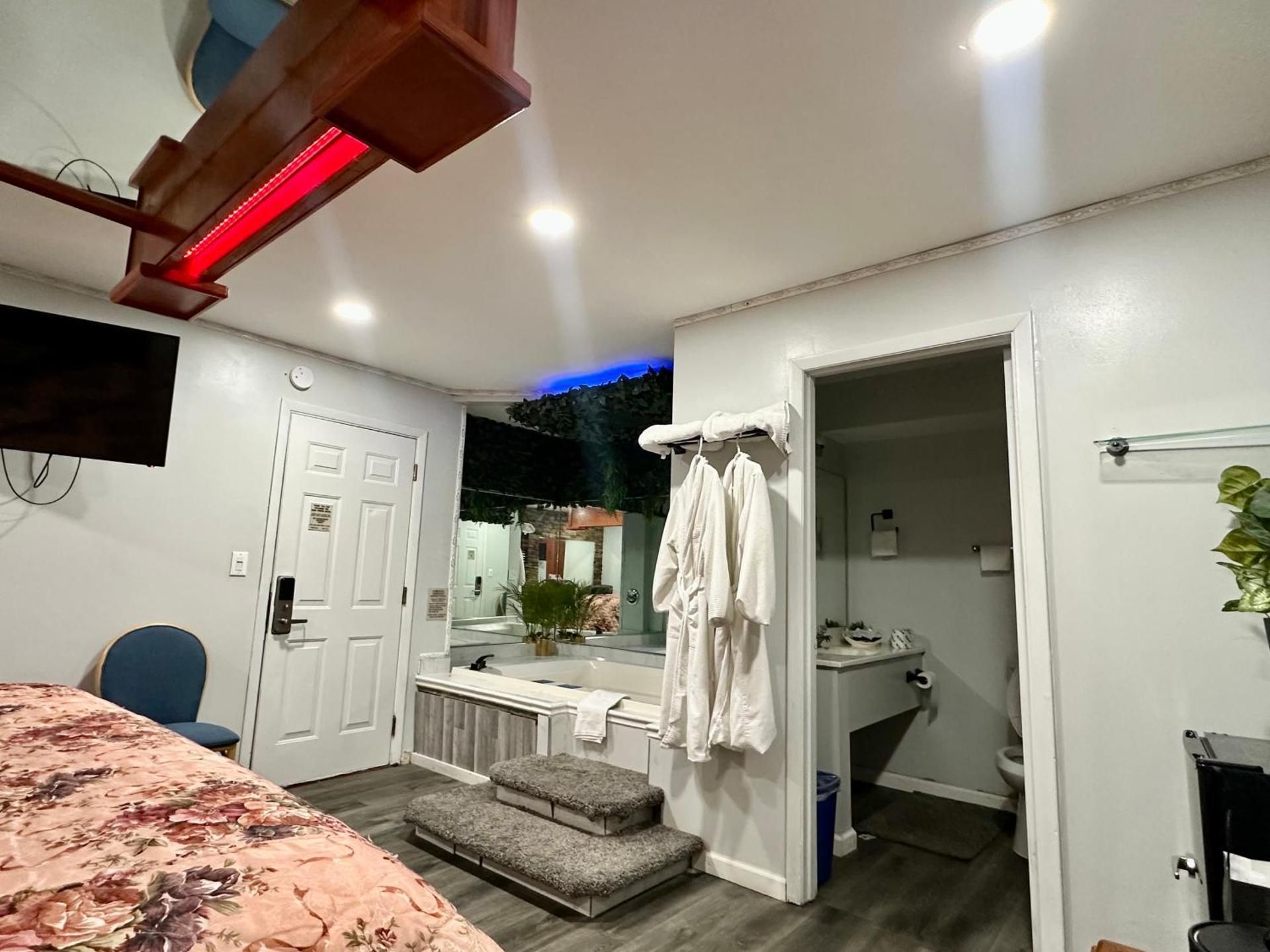 King Bed Non-Smoking with Jetted Tub