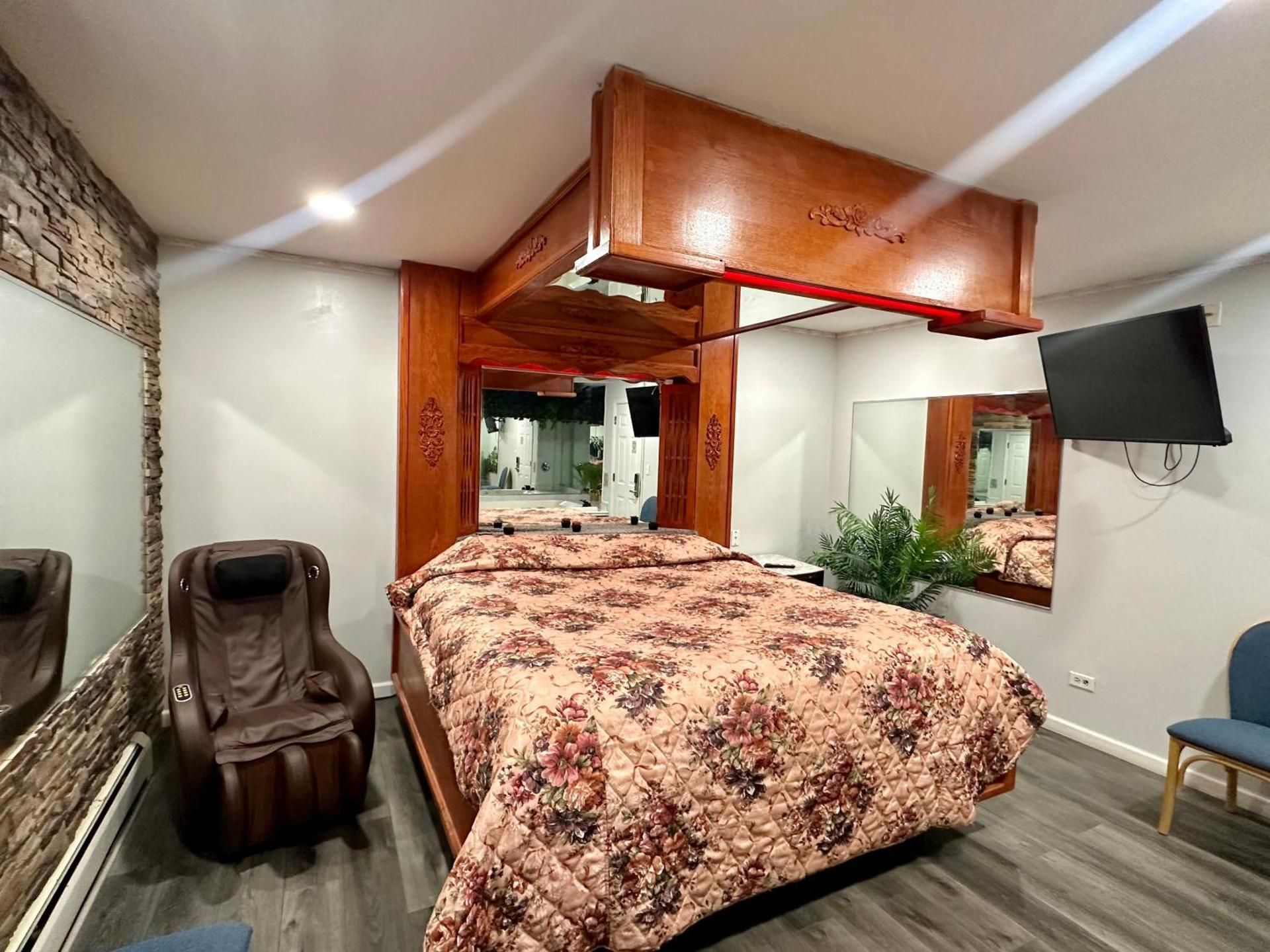 King Bed Non-Smoking with Jetted Tub