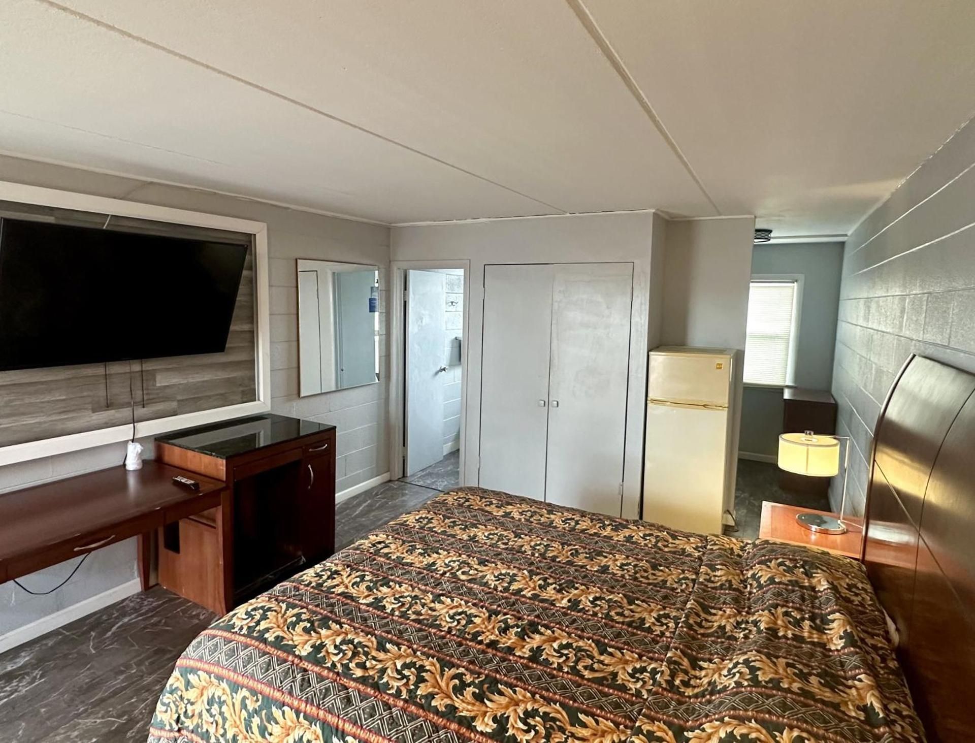 King Bed with Kitchenette Non-Smoking