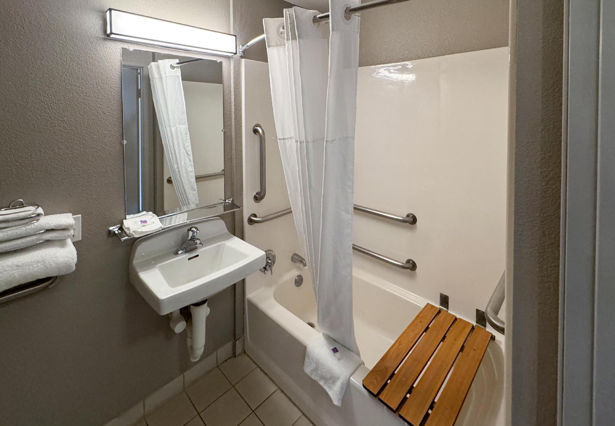1 Queen Bed | ADA/Tub