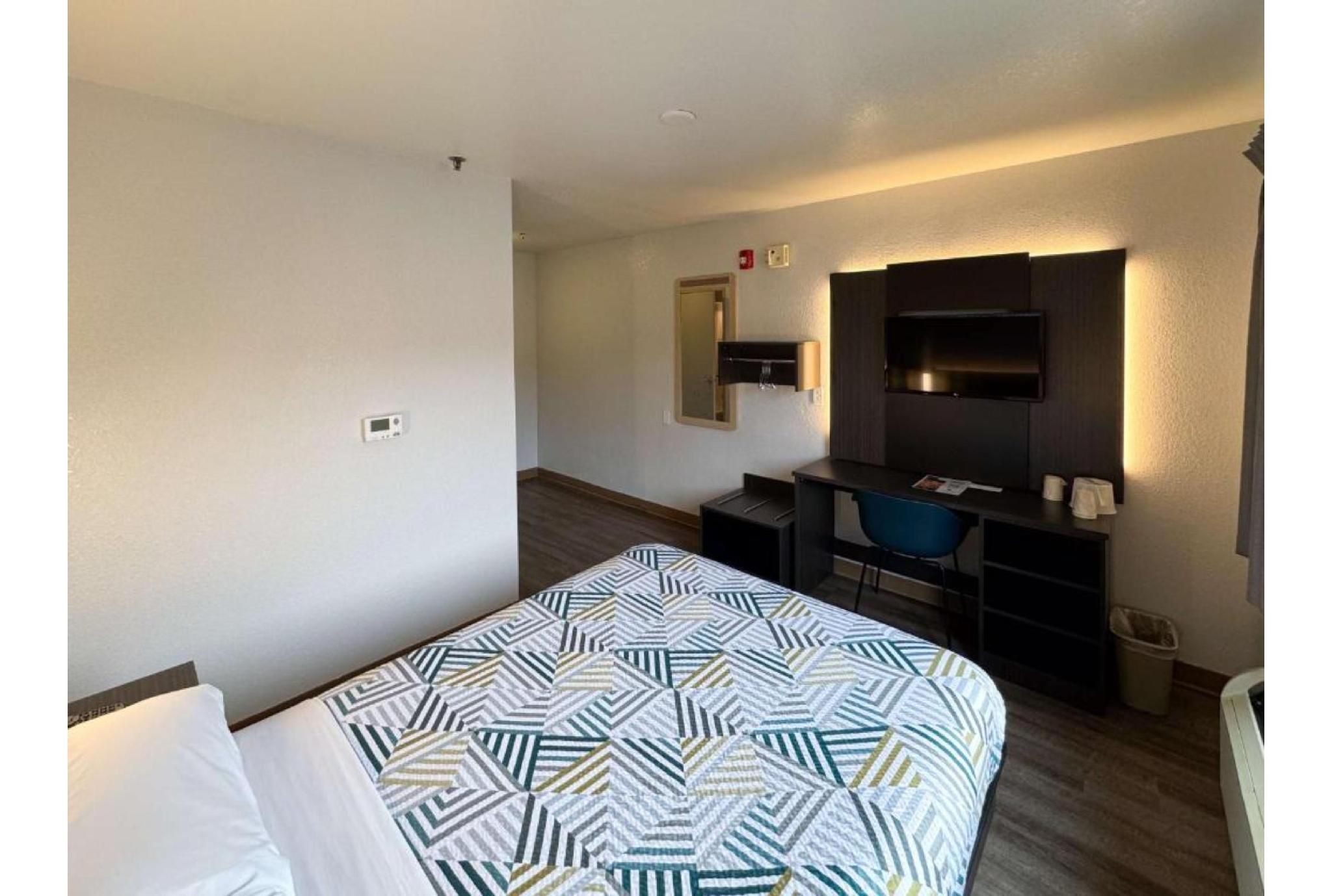 1 Queen Bed | ADA/RI Shower