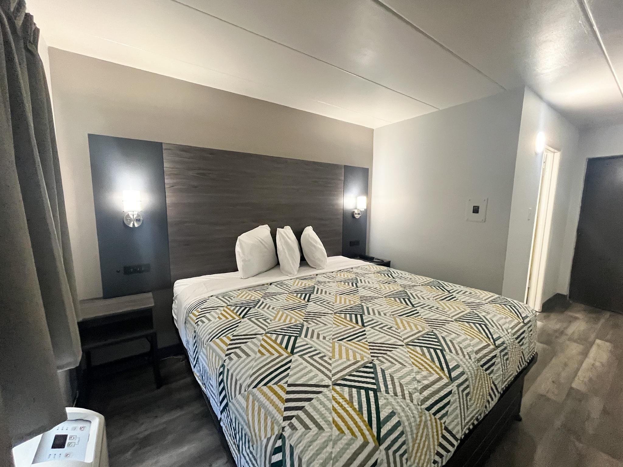 Motel 6 Chicago, IL - Halsted 1 King Bed - Non-Smoking 2