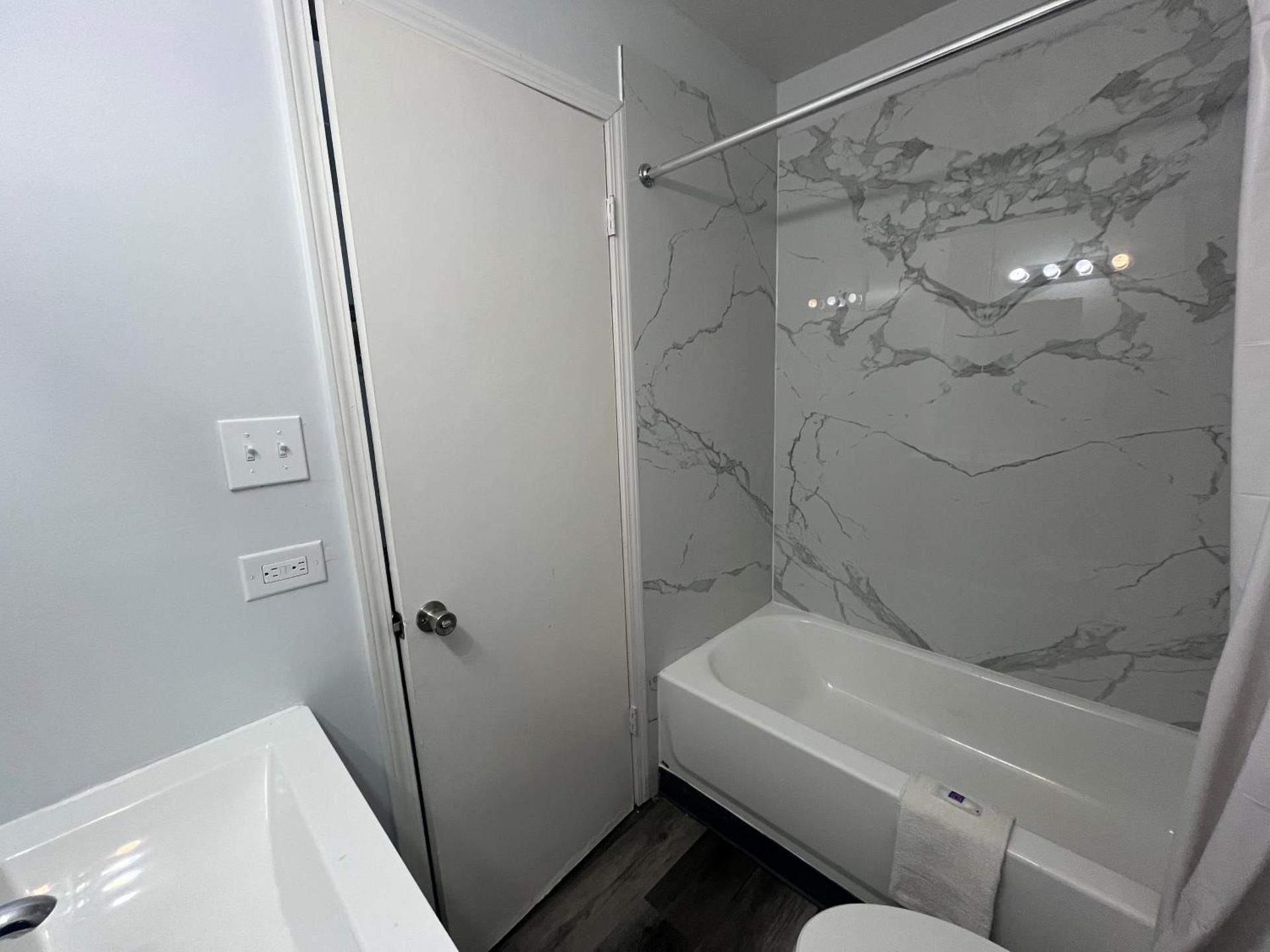 Motel 6 Chicago, IL - Halsted 1 King Bed - Non-Smoking 3