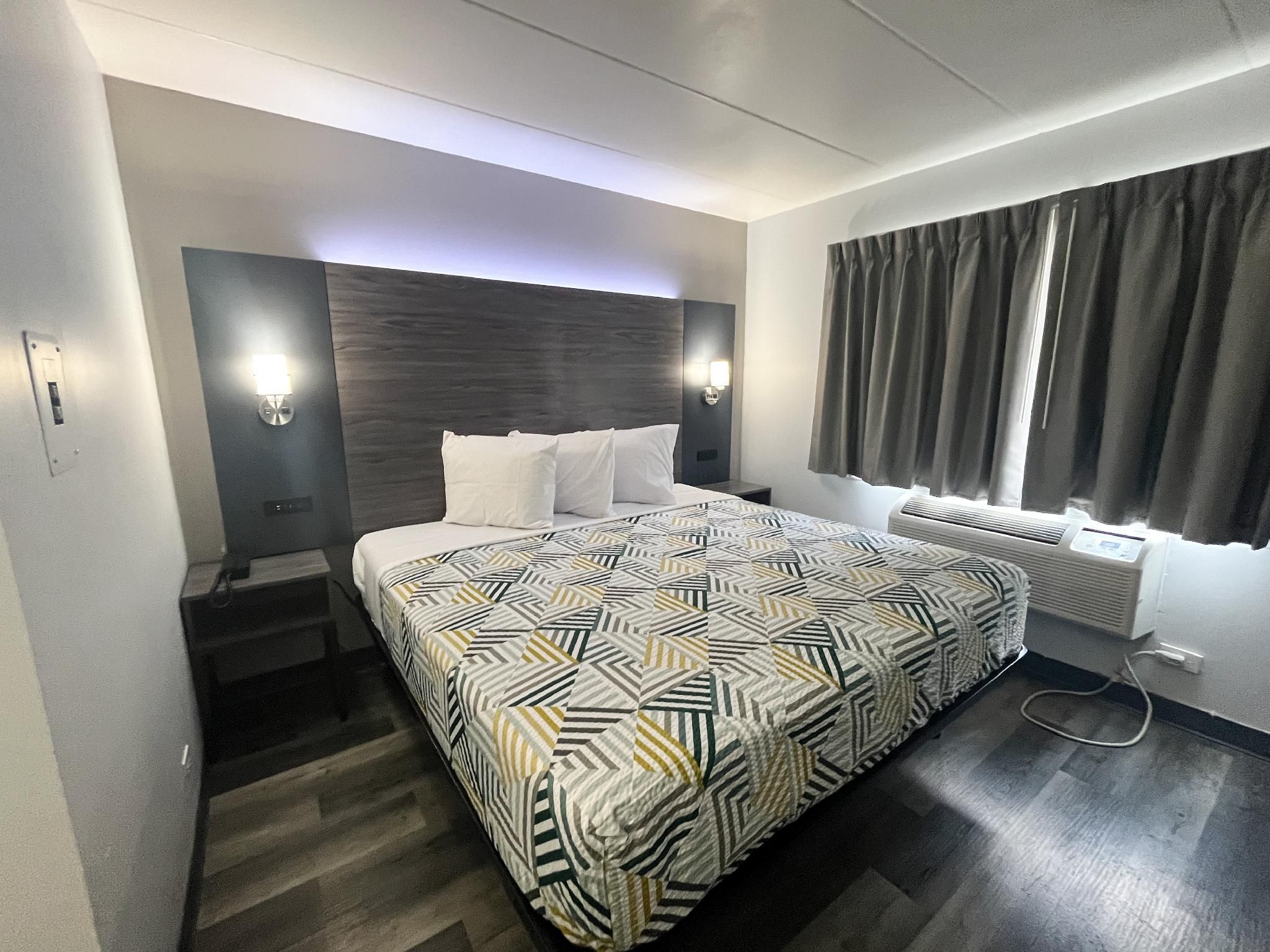 Motel 6 Chicago, IL - Halsted 1 King Bed - Non-Smoking