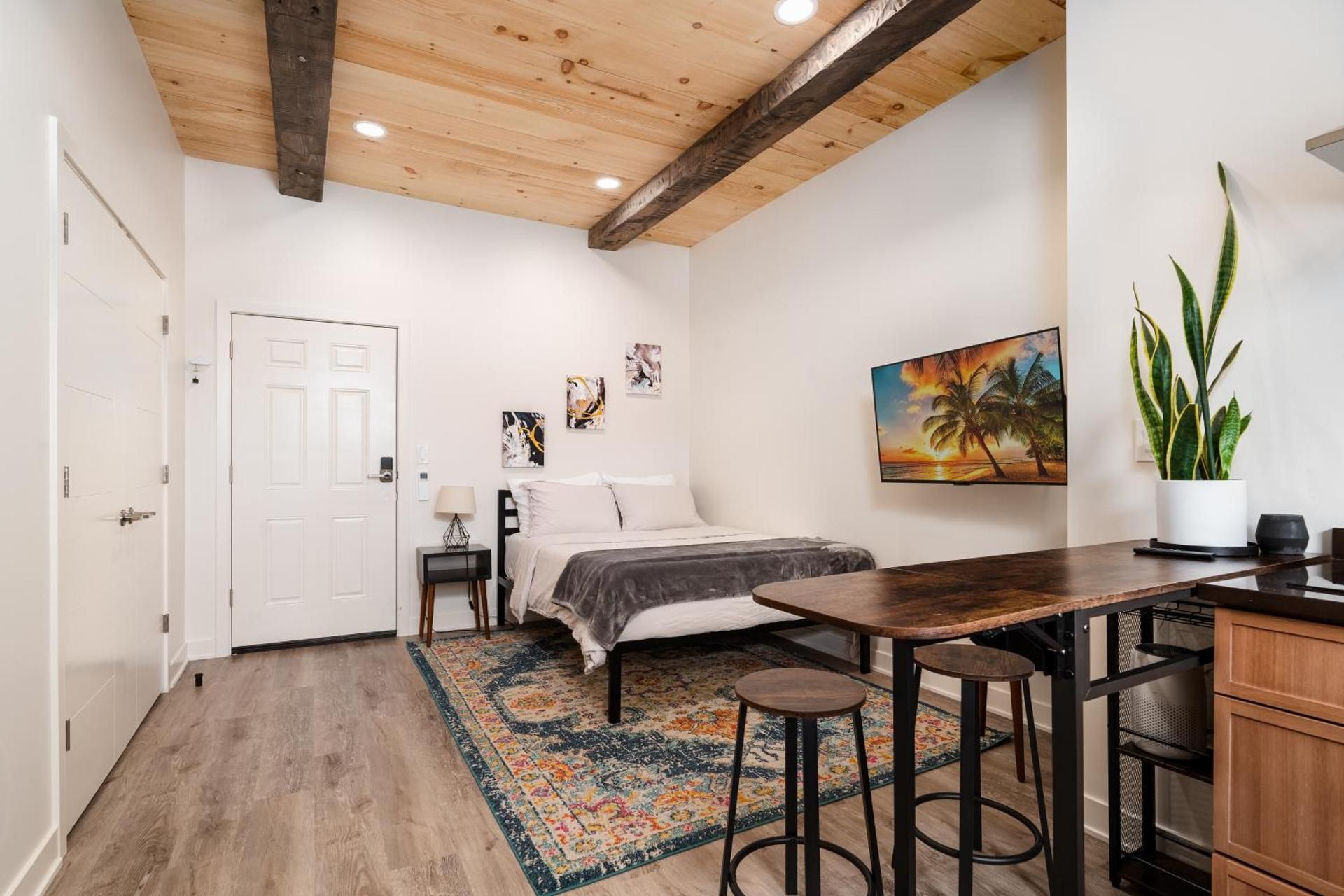 Pulaski Point Properties Queen Studio