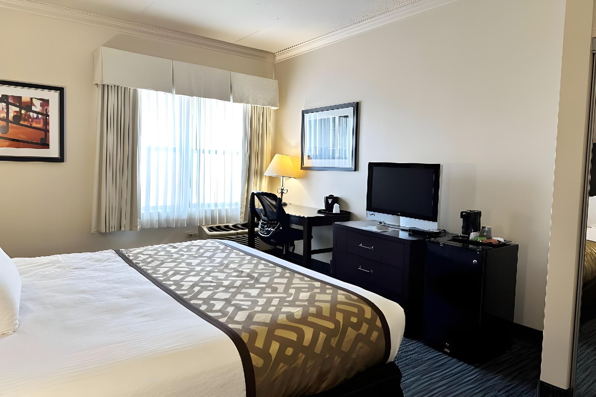 Chicago South Loop 1 King Bed, Mobility Accessible Room, Bathtub w/ Grab Bars, Non-Smoking