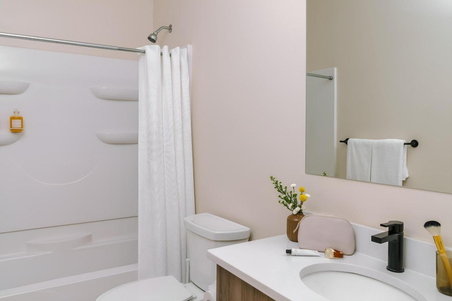Two-Bedroom Apartment with Two Queen Beds