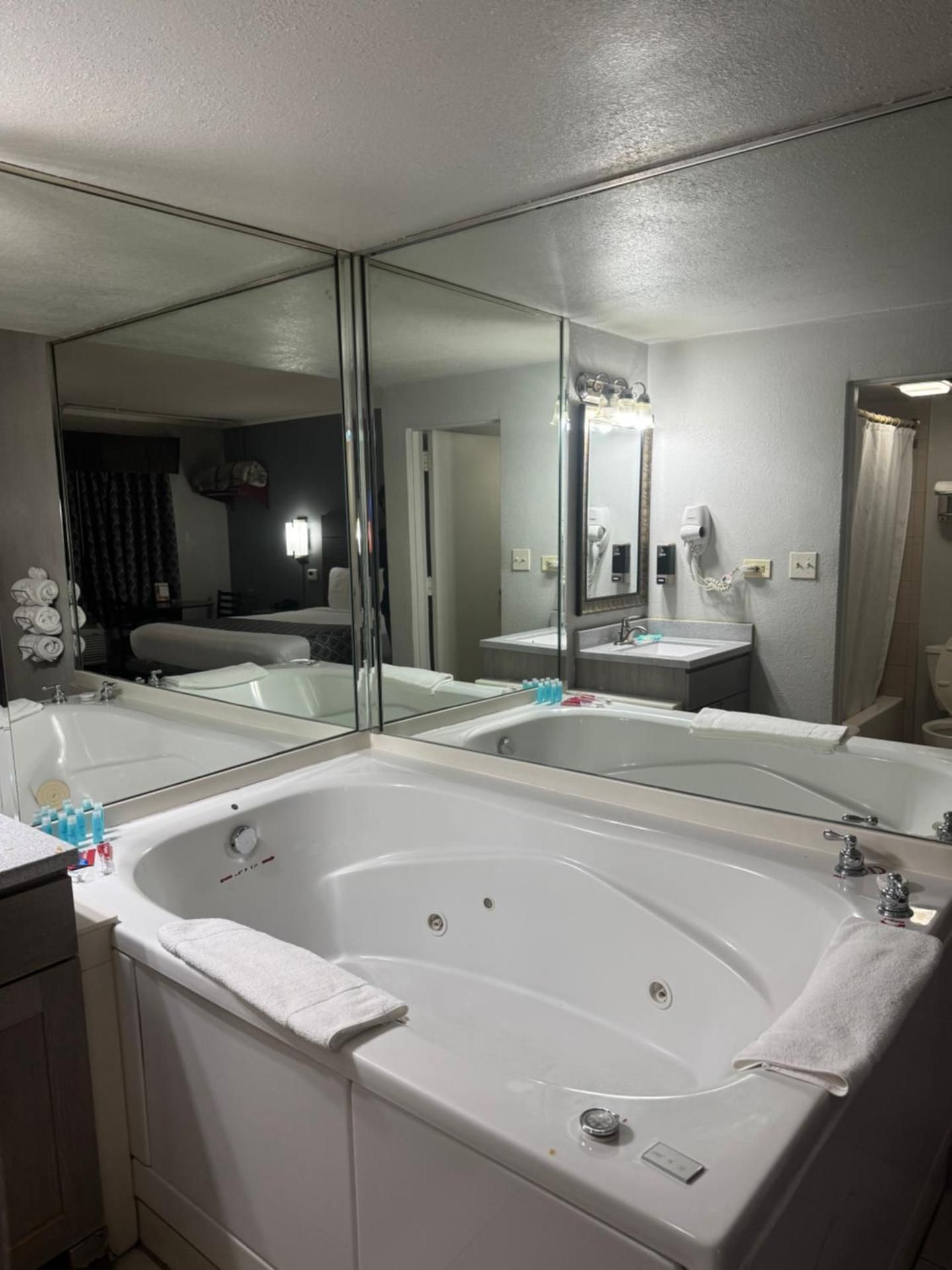 Blue Star Motel King Suite with Spa Bath 2