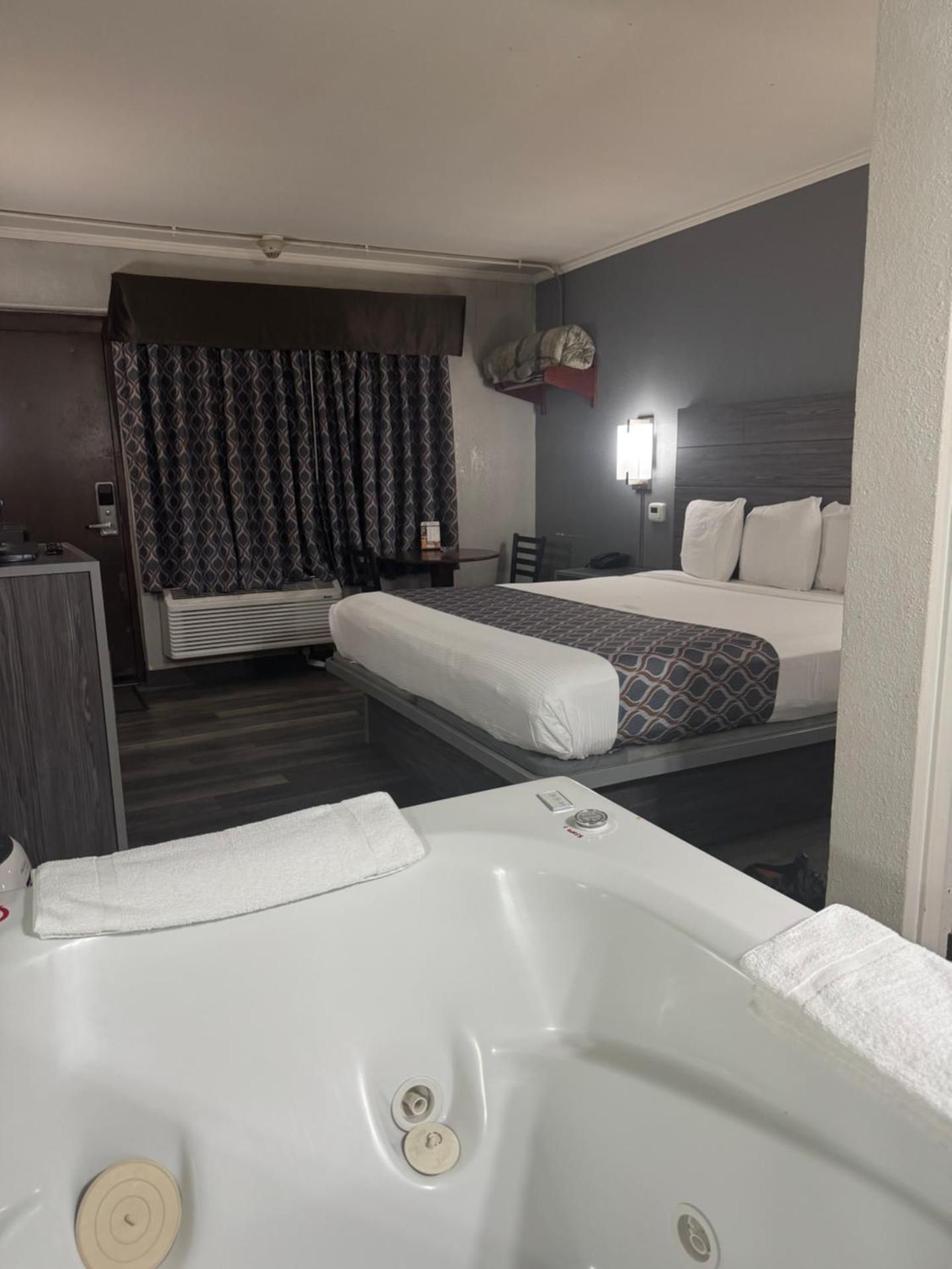 Blue Star Motel King Suite with Spa Bath