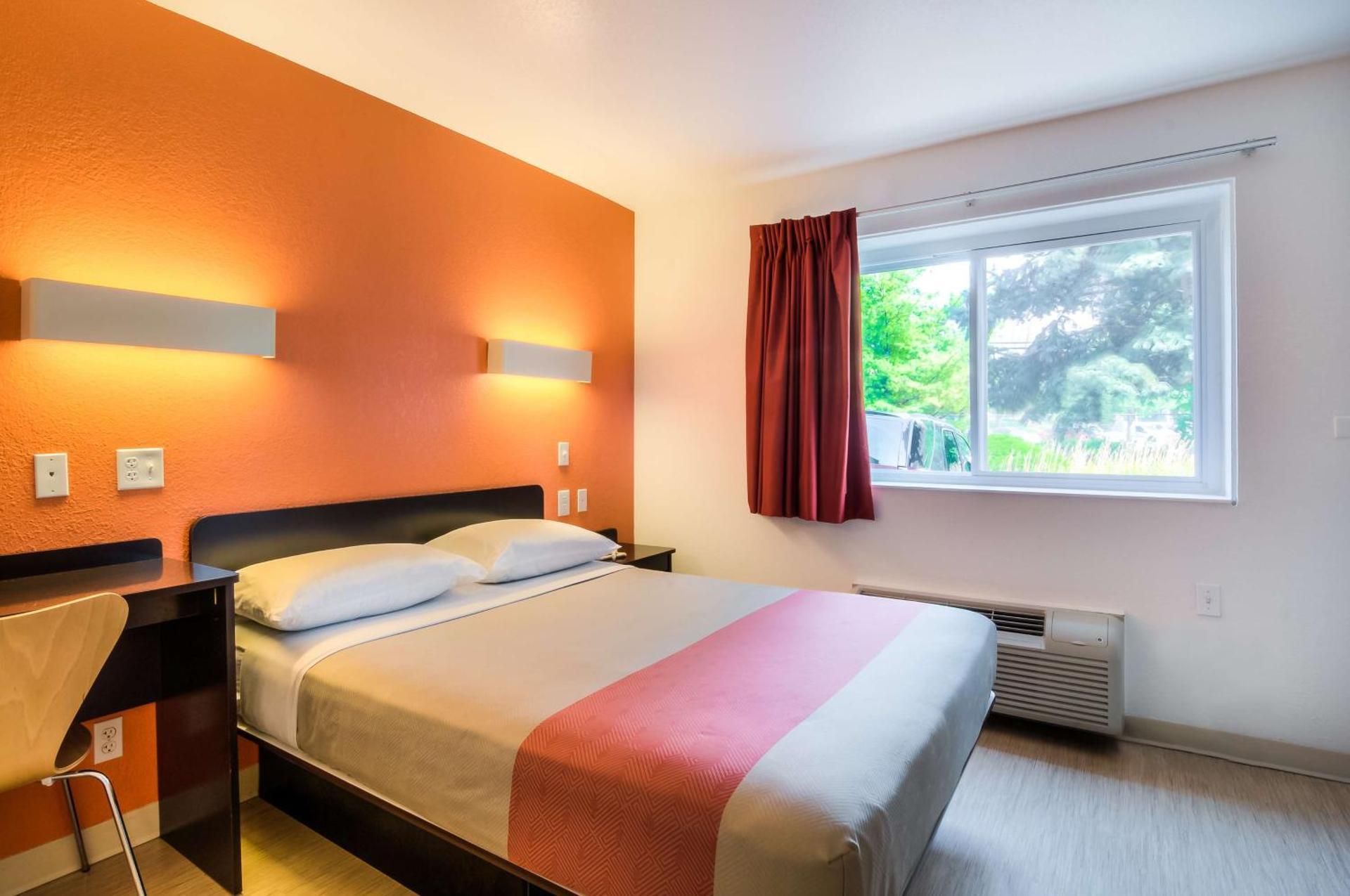 1 Queen Bed | ADA/RI Shower/Micfridge