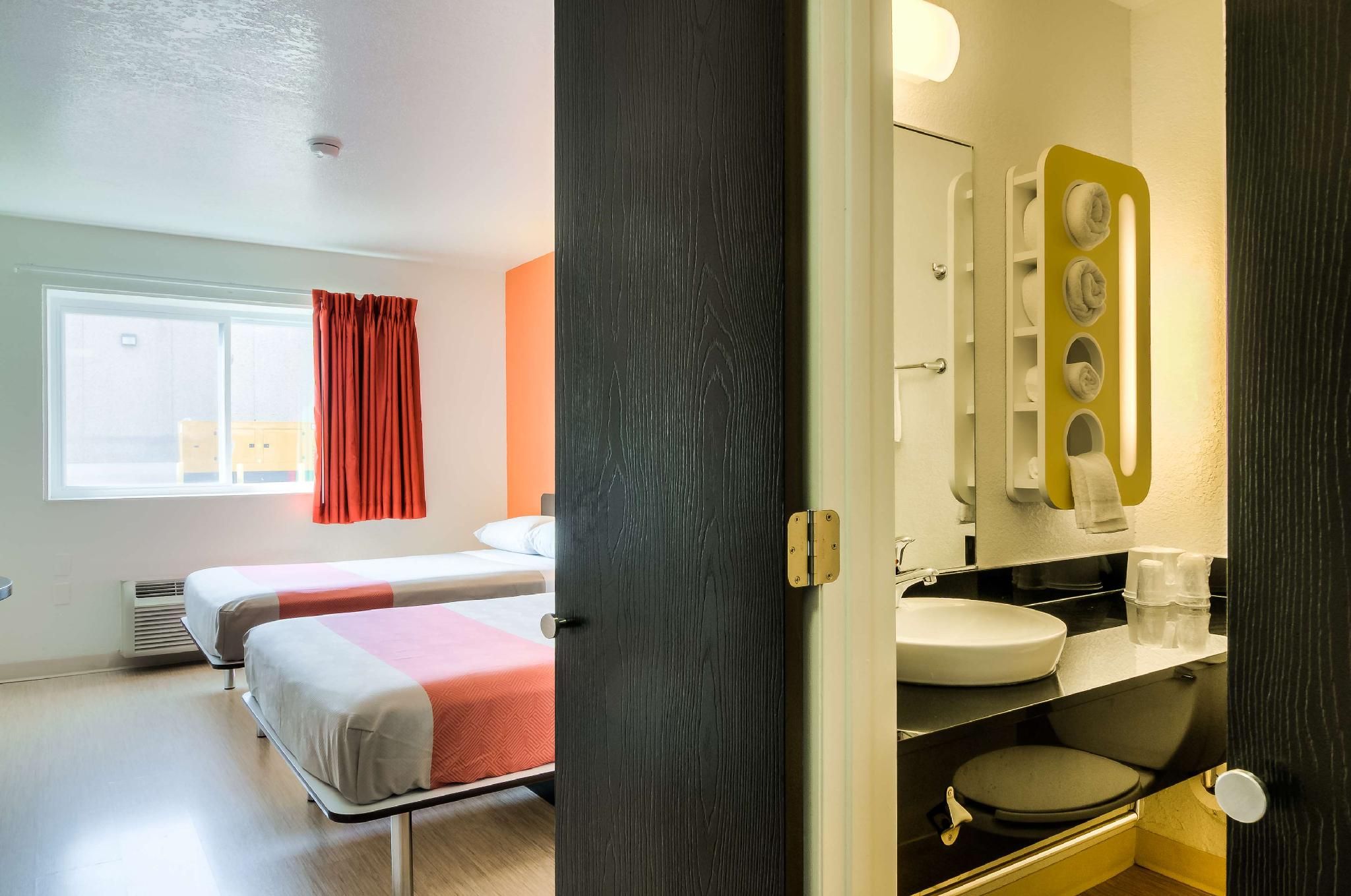 2 Full Beds | ADA/Tub/Micfridge
