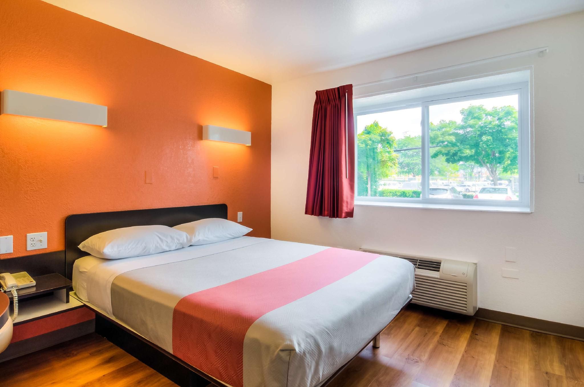 1 Queen Bed | ADA/Tub/Micfridge