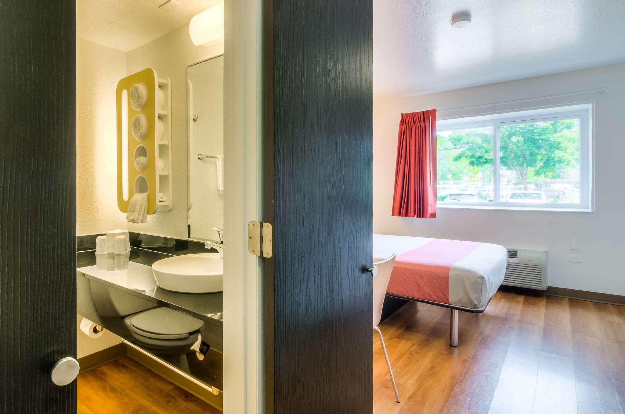 1 Queen Bed | ADA/Tub/Micfridge