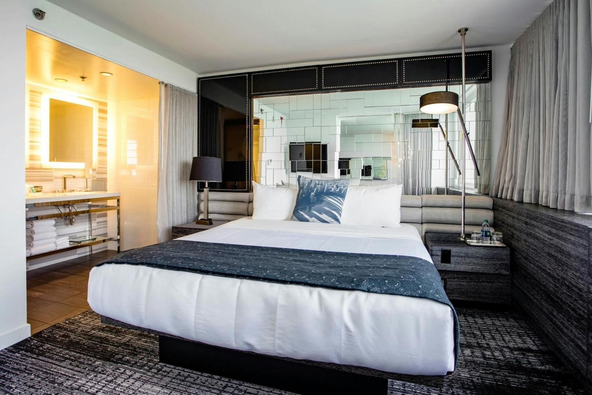 One-Bedroom Suite with Two Double Beds and Lake View