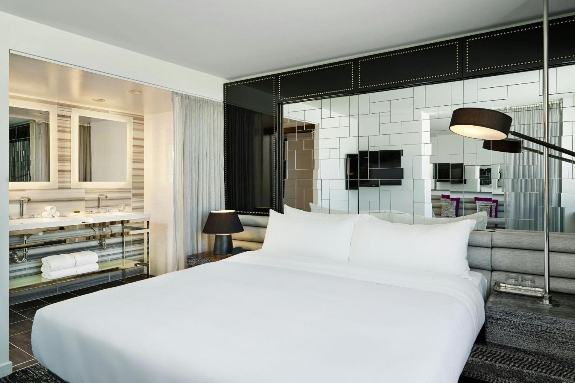 One-Bedroom Suite with Two Double Beds and Lake View