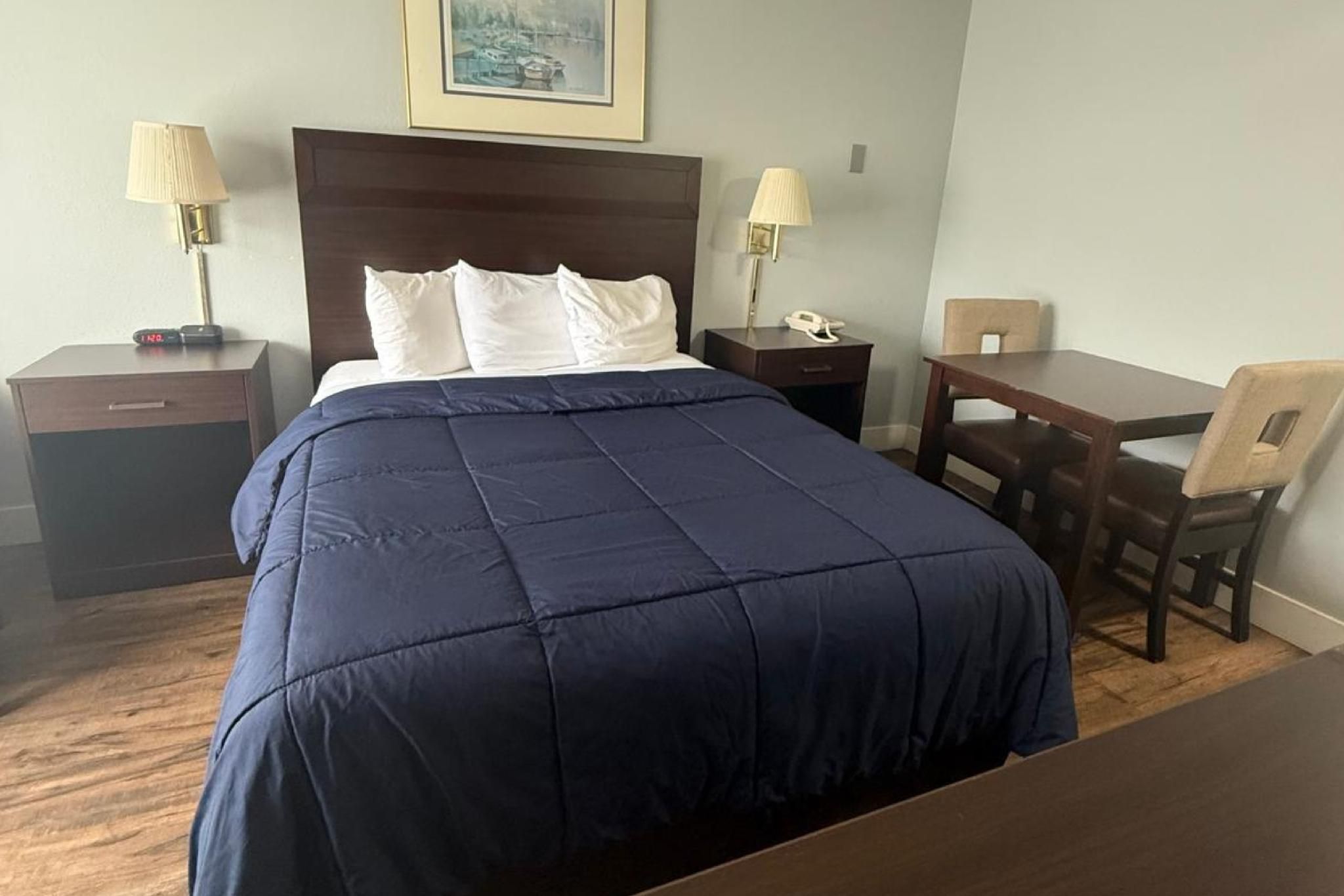 1 Queen Bed