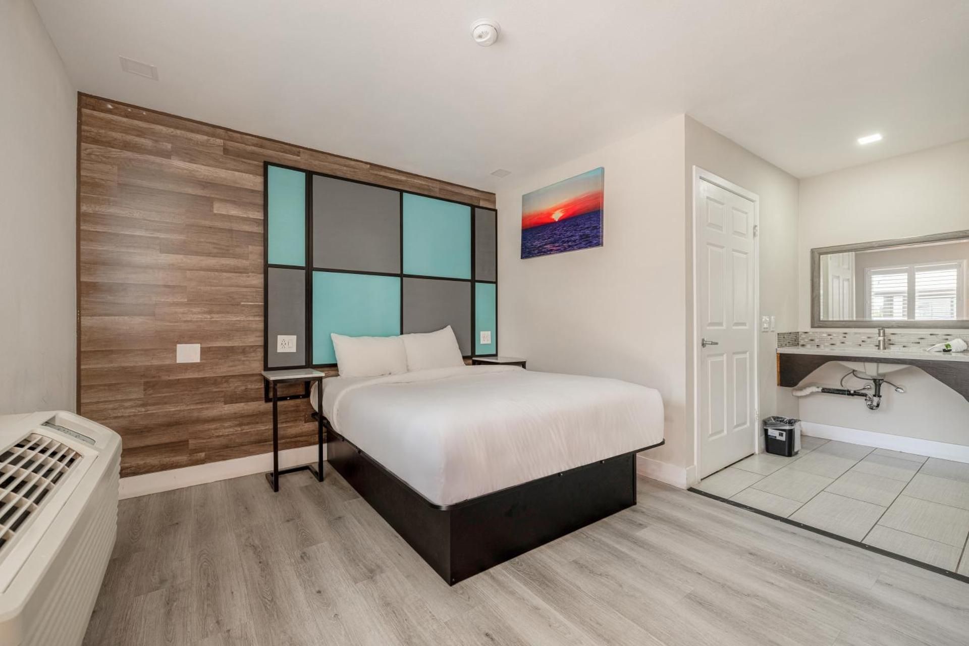 Hotel Avenida Victorville I 15 King Bed 2