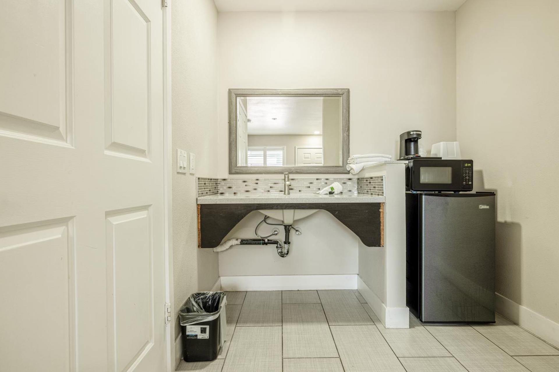 Hotel Avenida Victorville I 15 King Bed 3