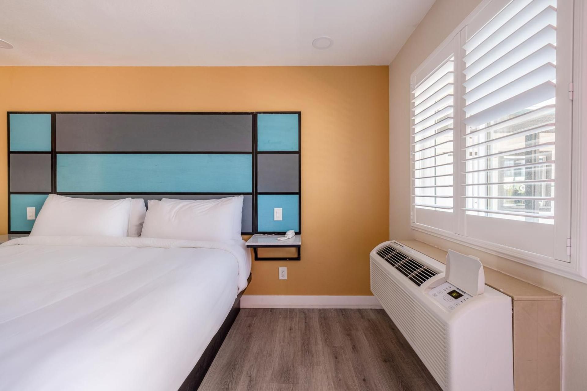 Queen Bed Accessible Non-Smoking