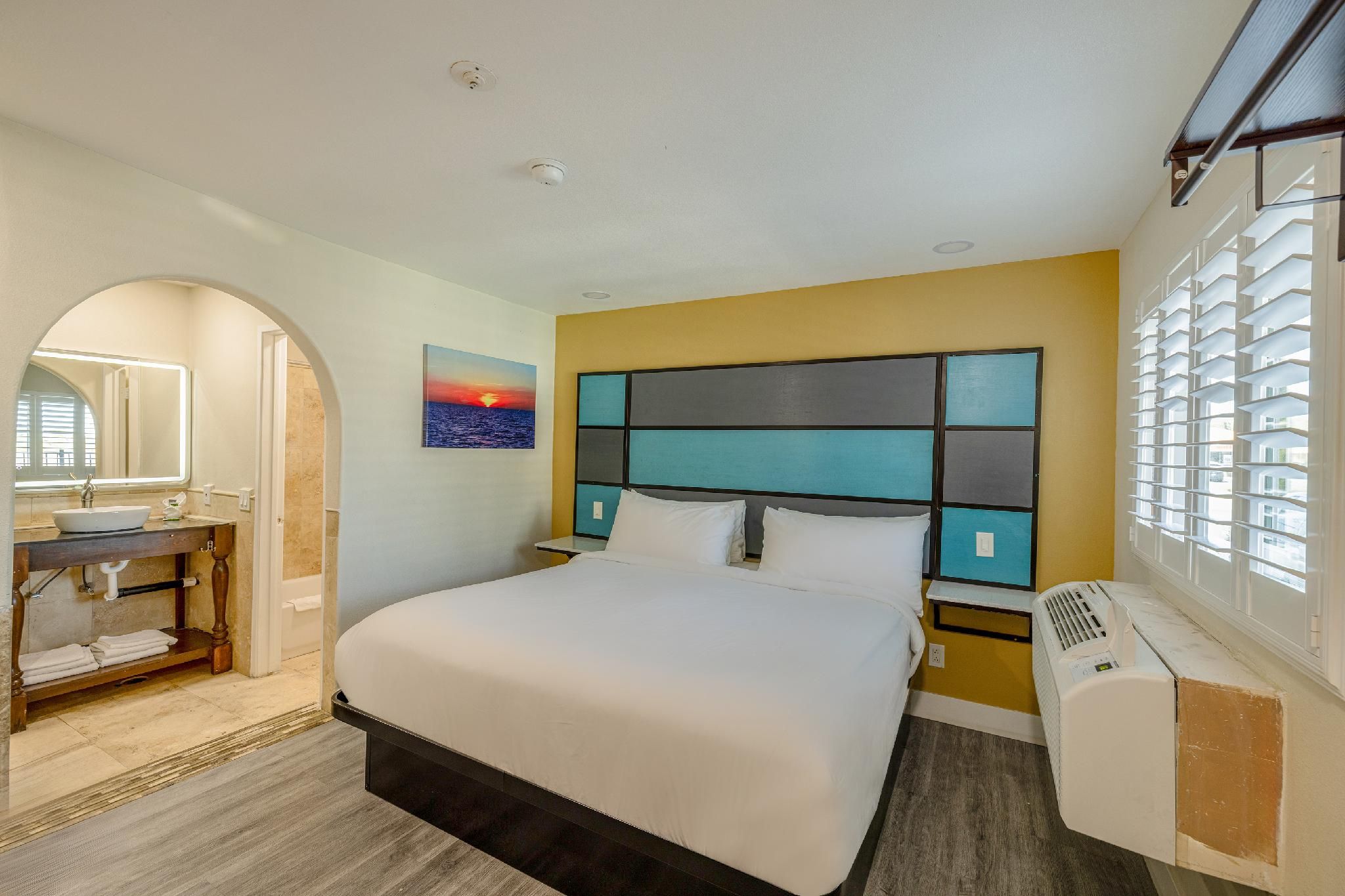 Hotel Avenida Victorville I 15 King Bed Smoking with Jetted Tub