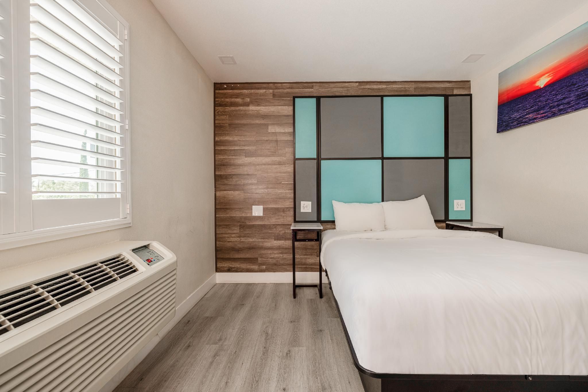 Hotel Avenida Victorville I 15 King Bed