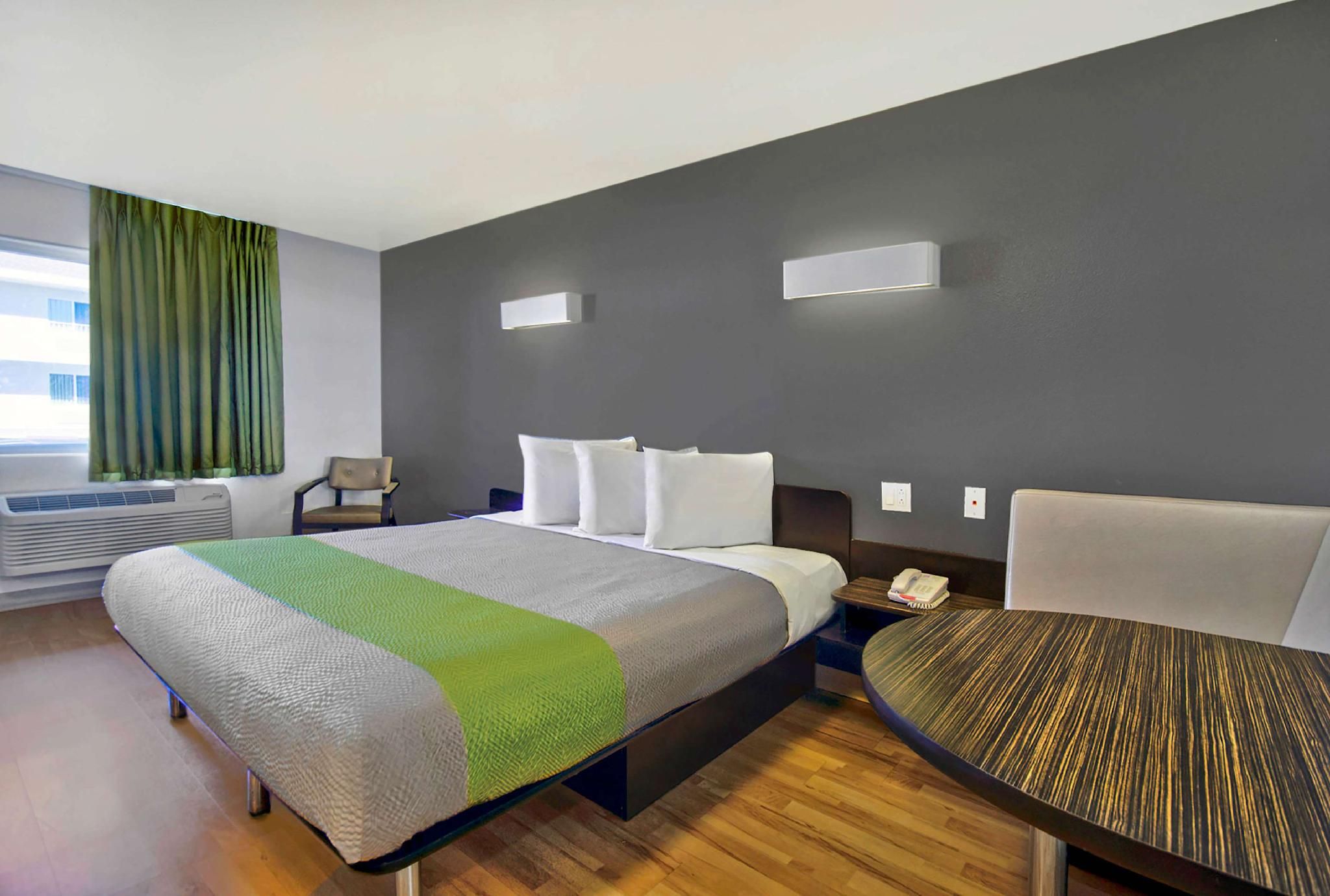 Studio 6  Victorville, CA - Apple Valley 1 QUEEN BED | MOBIL ACC RI SHWR NSMK KITCHEN 2