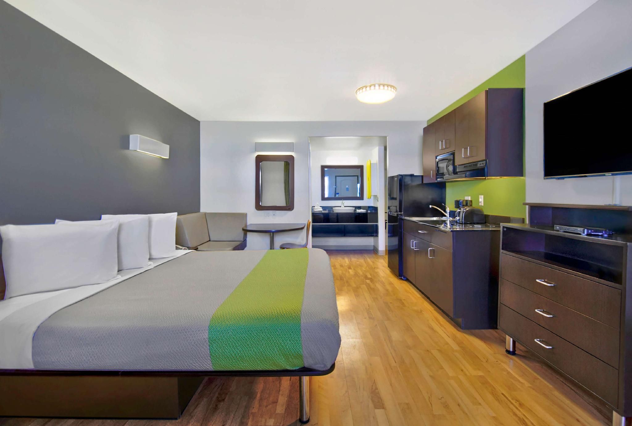 Studio 6  Victorville, CA - Apple Valley 1 QUEEN BED | MOBIL ACC RI SHWR NSMK KITCHEN