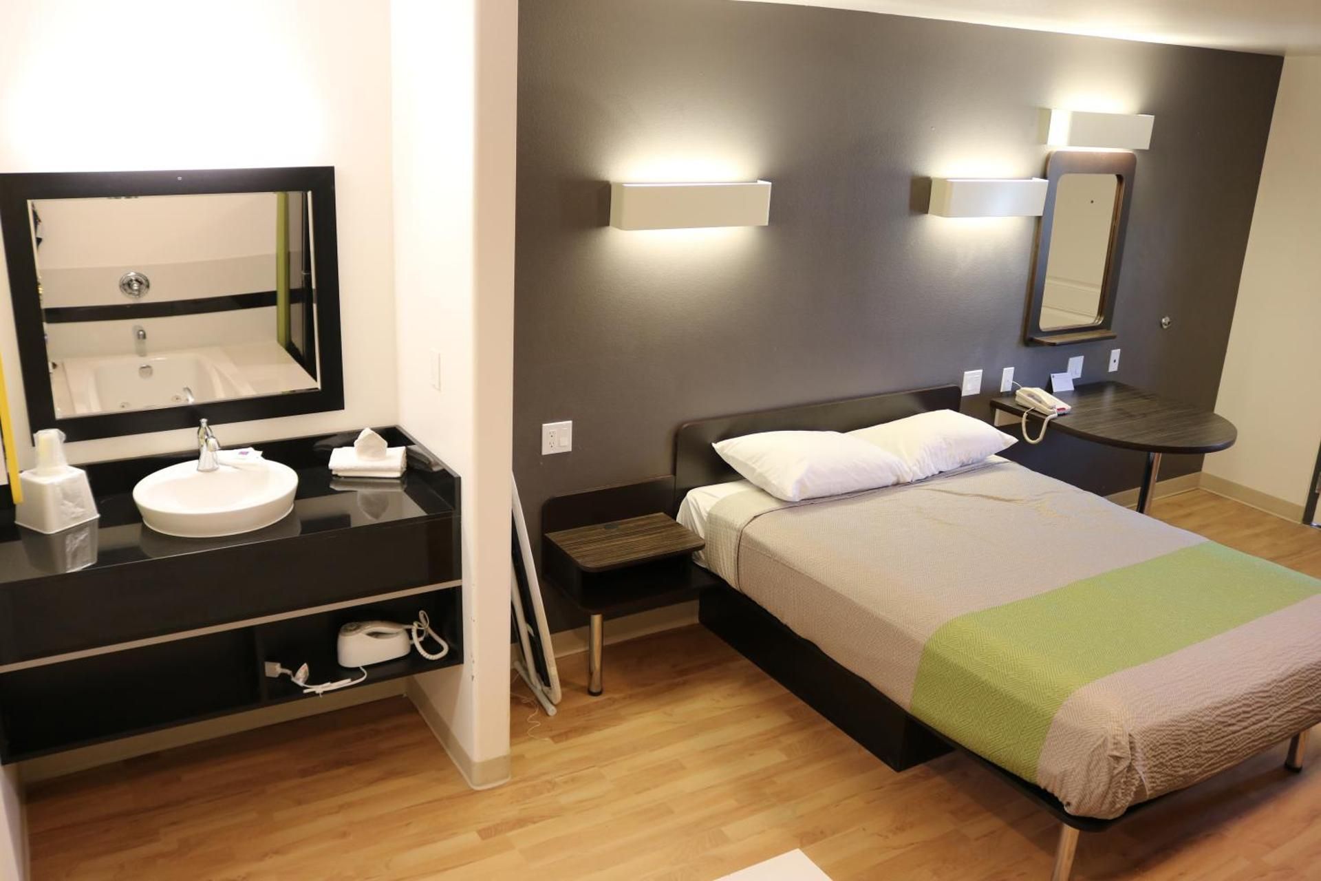 Studio with Spa Bath